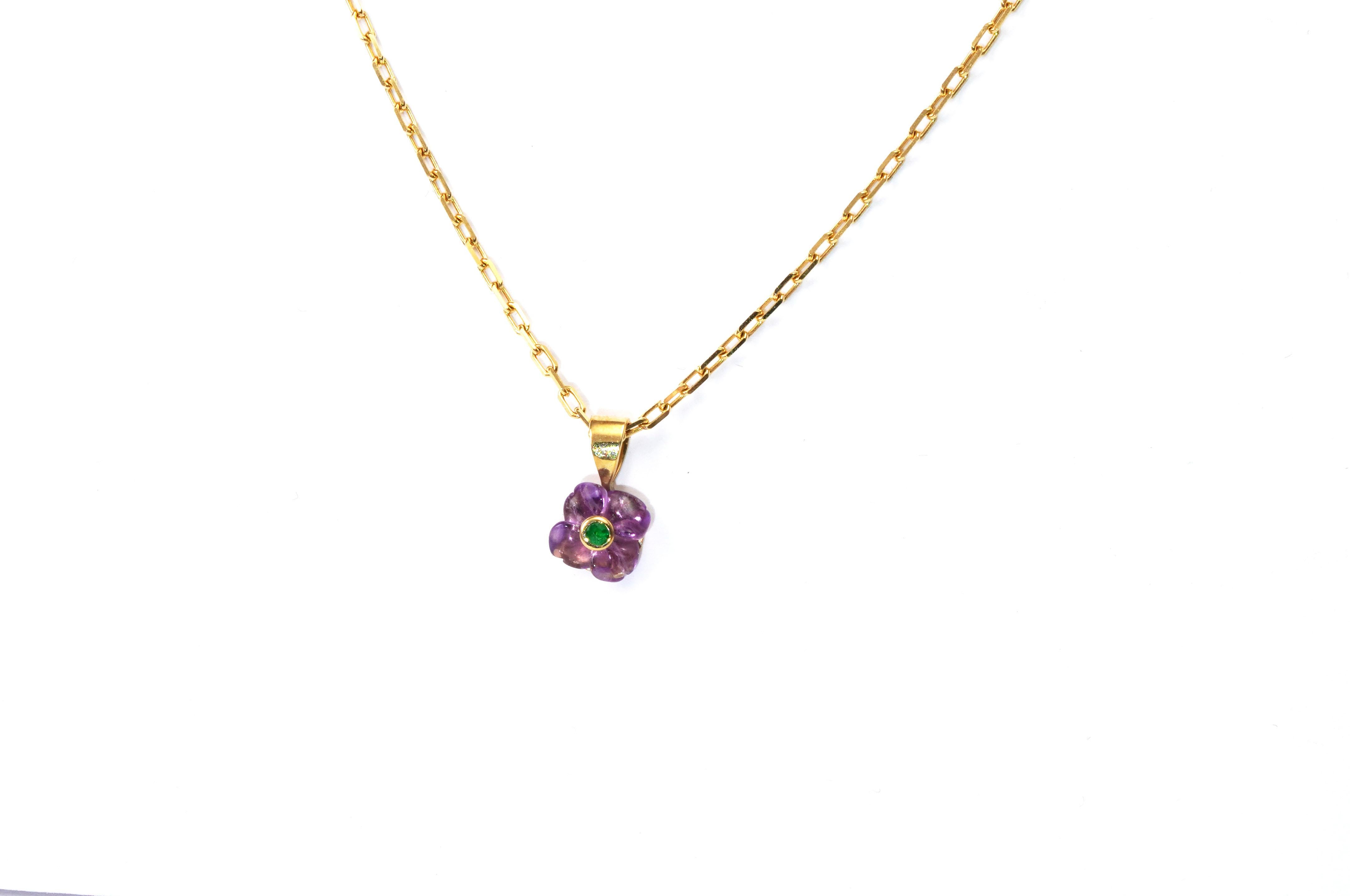 18 kt Gold Necklace with Amethyst and Emerald
Gold color: Yellow
Dimensions: 41 cm Width
Total weight: 2.06 grams

Set with:
- Amethyst
Cut: flower
Color: Purple

- Emerald
Cut: Emerald
Color: Green