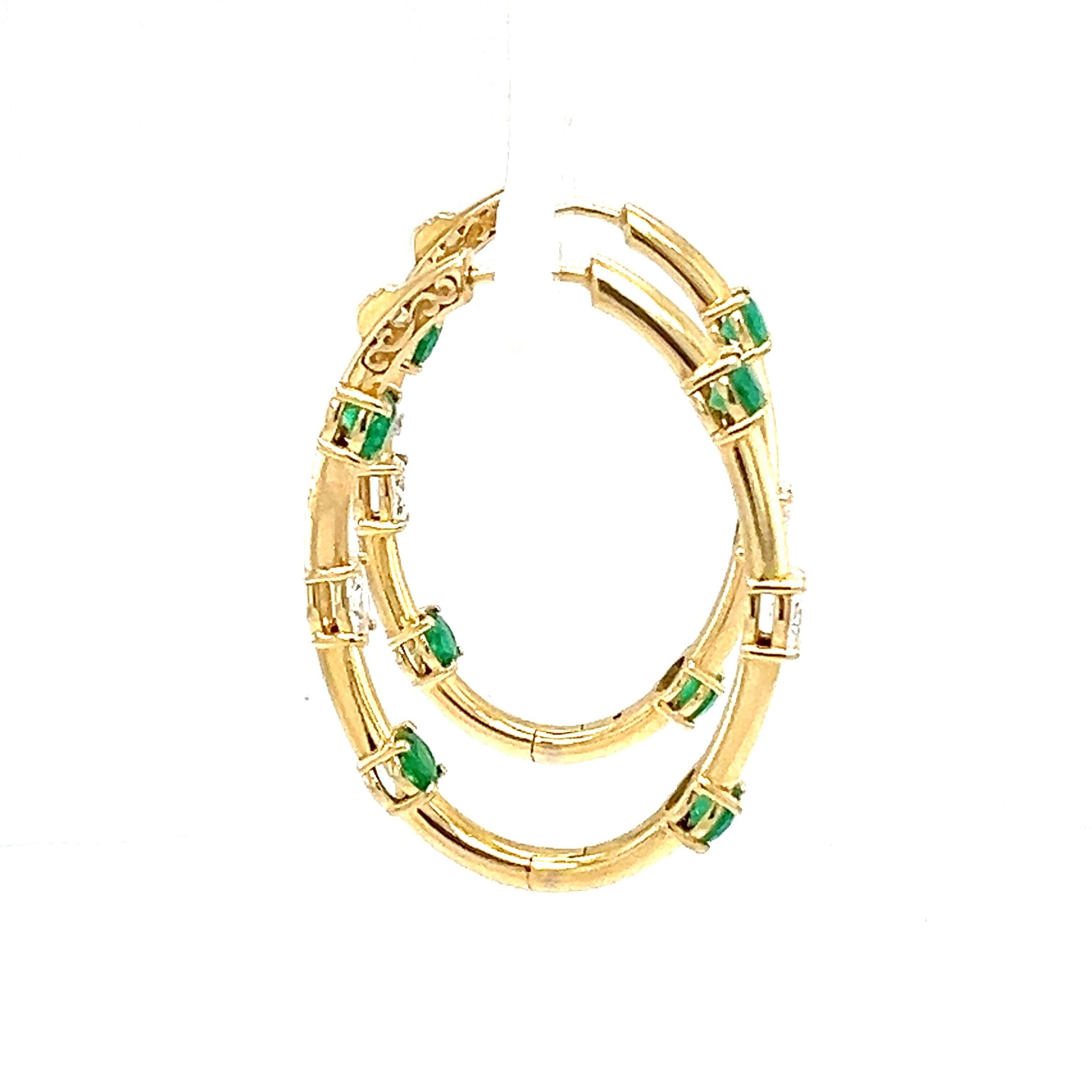 18 Karat natürlicher Smaragd mit Diamant-Ohrring (Ovalschliff) im Angebot