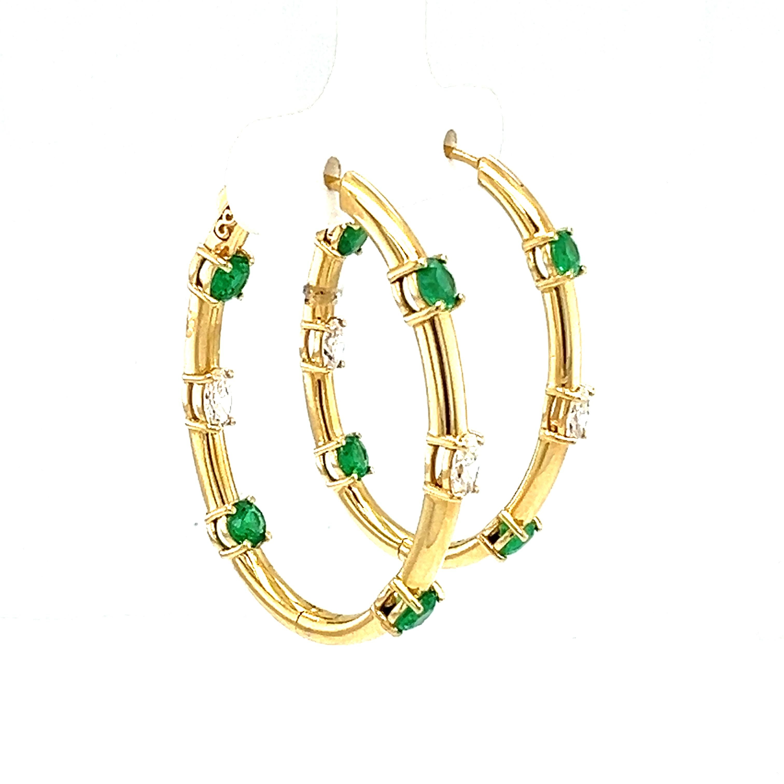 18 Karat natürlicher Smaragd mit Diamant-Ohrring im Zustand „Neu“ im Angebot in New York, NY