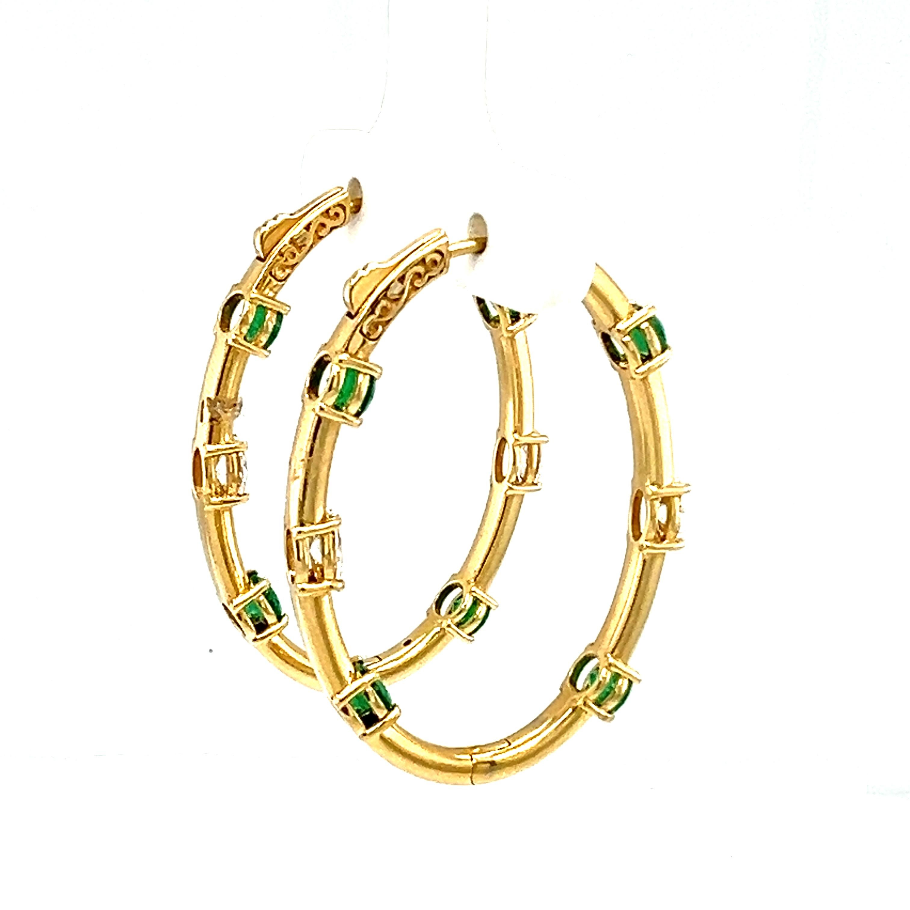 18 Karat natürlicher Smaragd mit Diamant-Ohrring Damen im Angebot