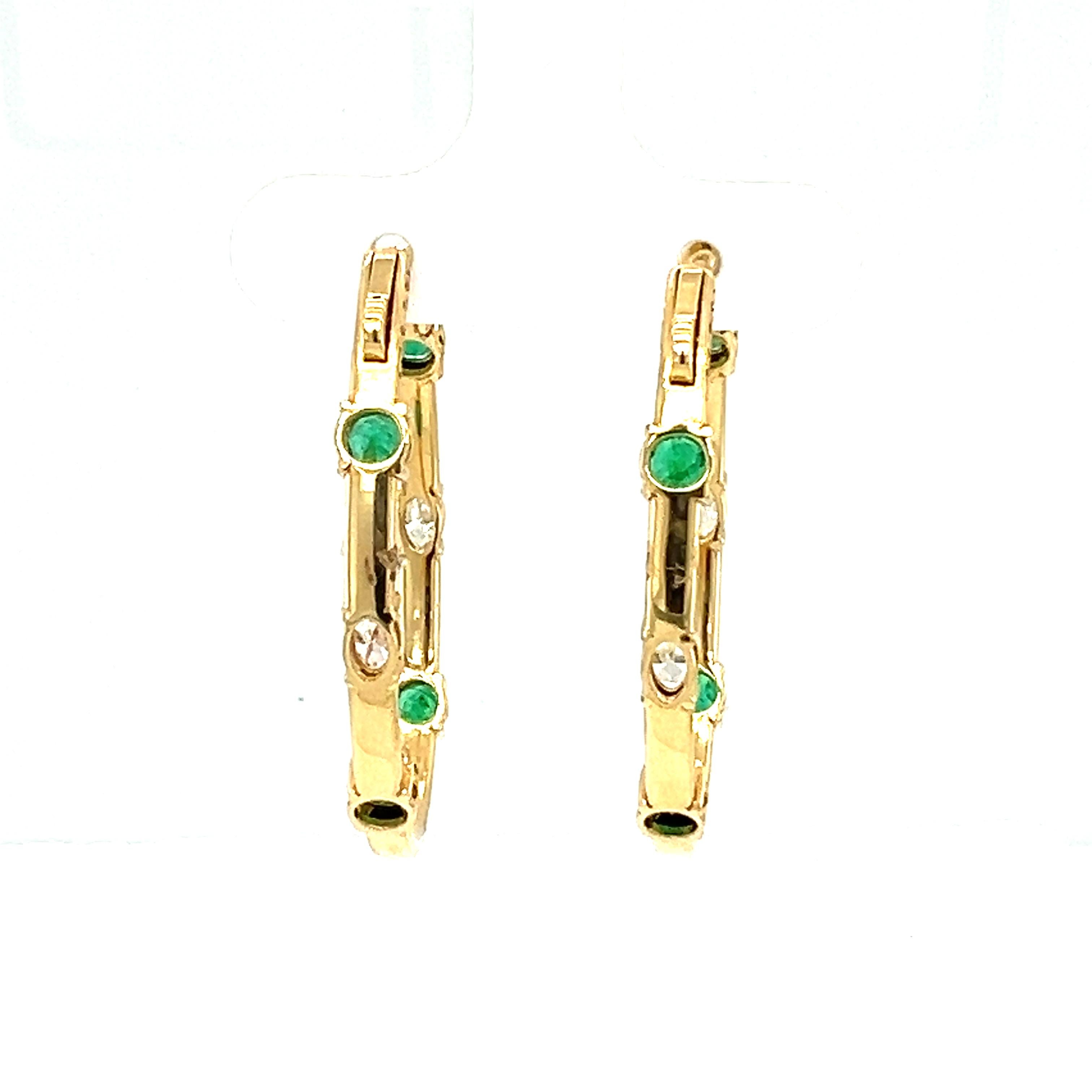 18 Karat natürlicher Smaragd mit Diamant-Ohrring im Angebot 1