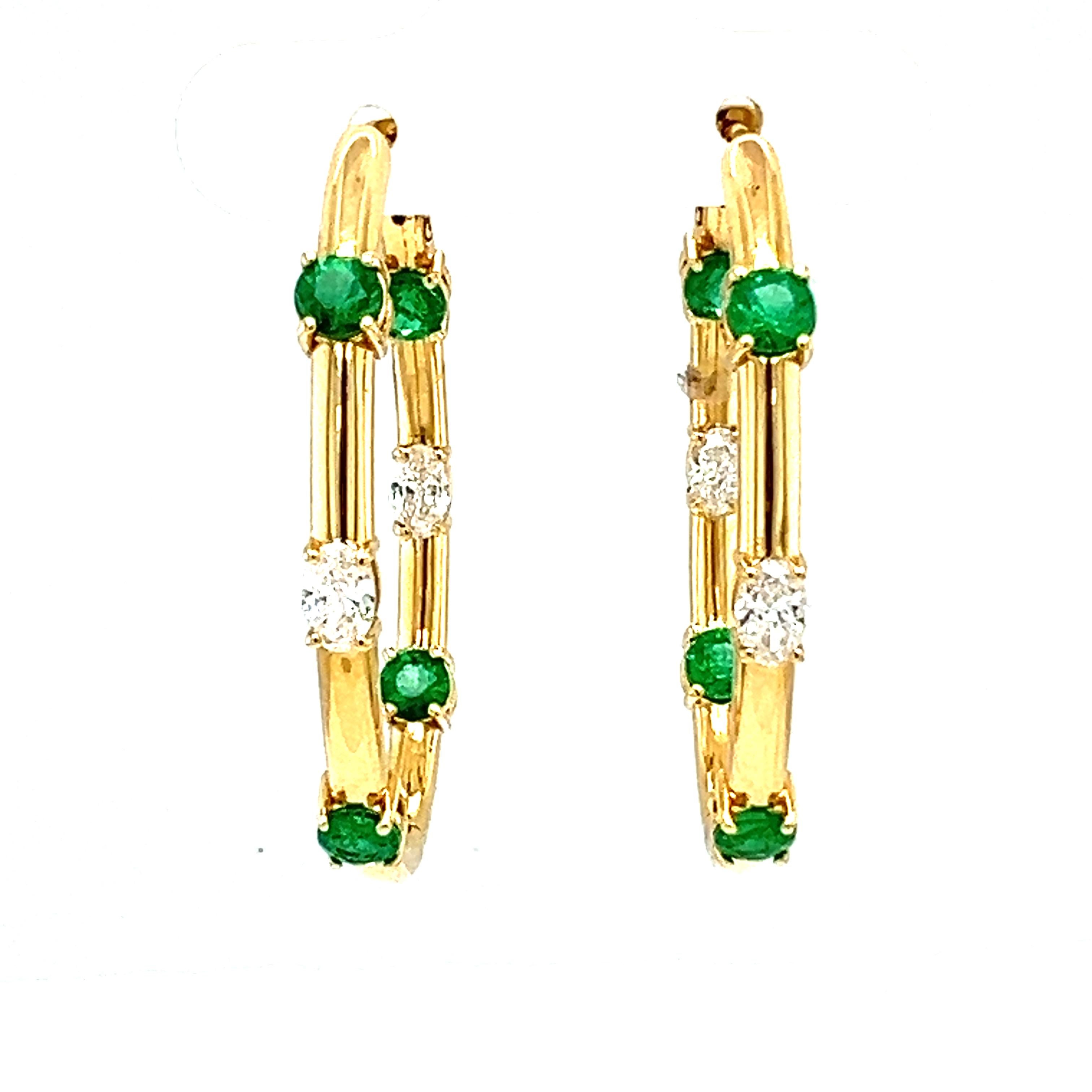 18 Karat natürlicher Smaragd mit Diamant-Ohrring im Angebot 3