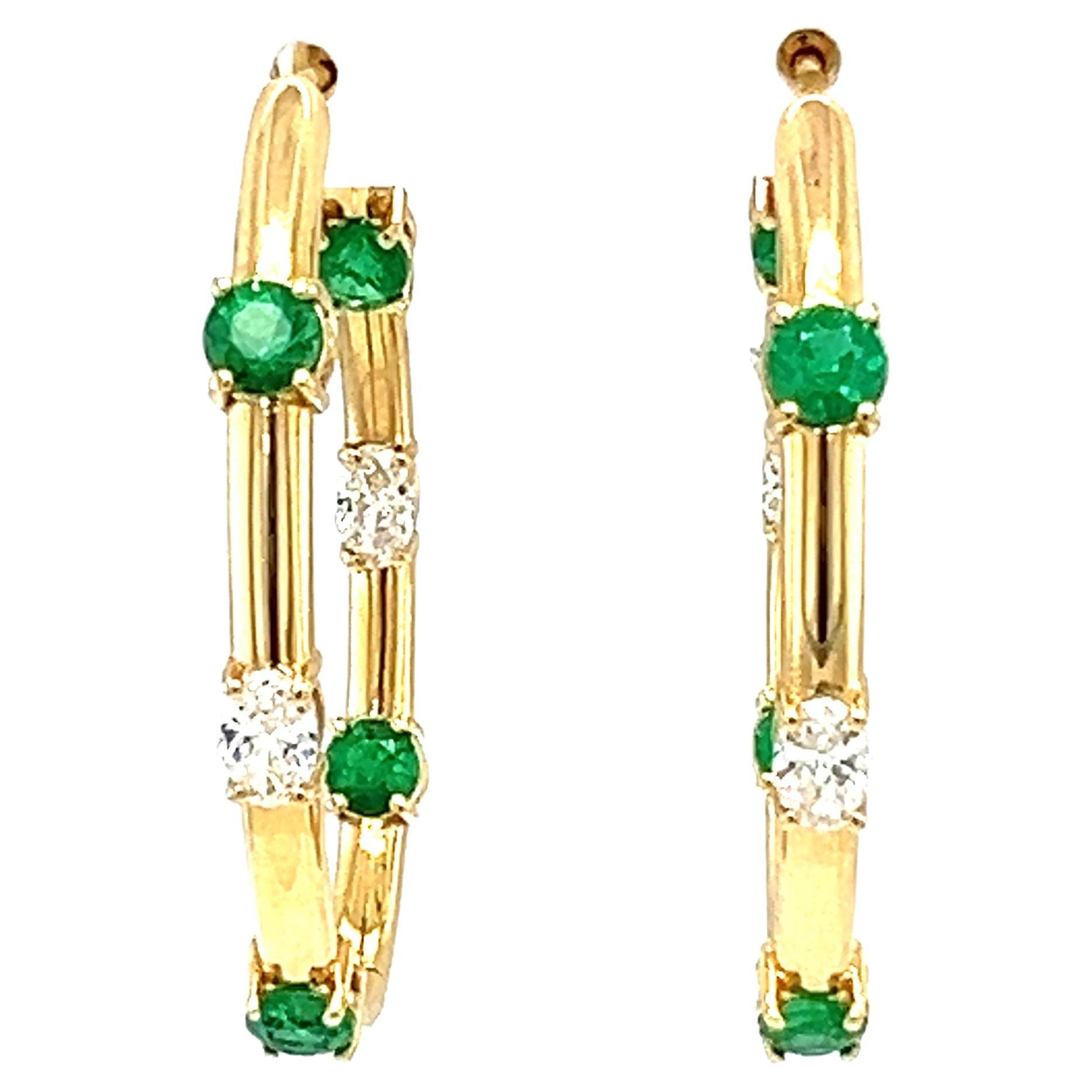 18 Karat natürlicher Smaragd mit Diamant-Ohrring im Angebot