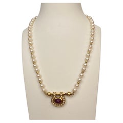 18 Karat Natural Pearls, Yellow Gold Necklace with Diamond Pendant