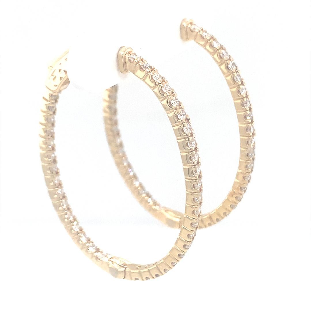 18-Kt Oval shaped 1.55 carat diamond hoop earrings In New Condition For Sale In New York, NY