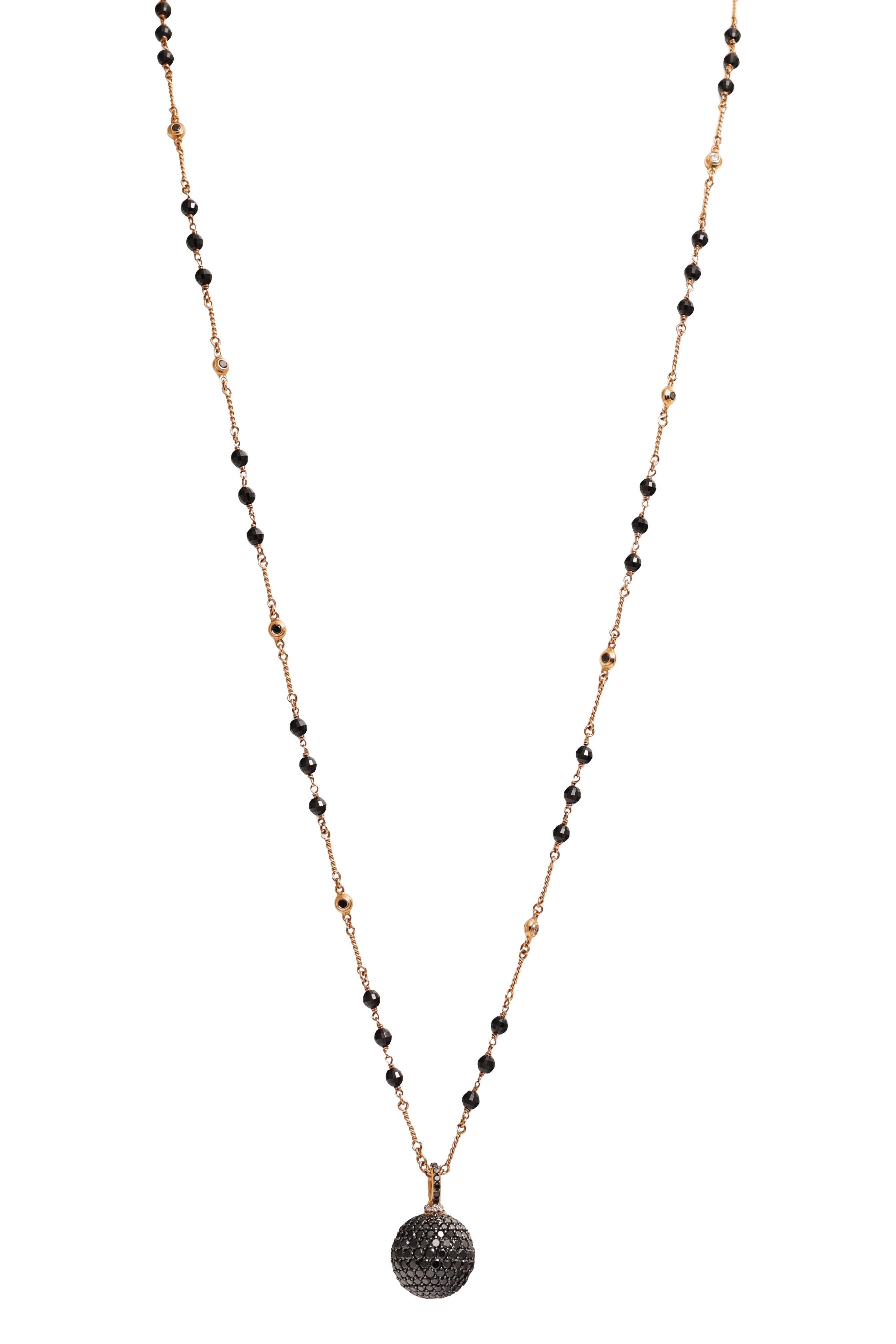 LONG PINK GOLDEN NECKLACE WITH BLACK DIAMOND BALL AND ONYX, Total of 9.90 Cts

MATERIAL: 18 kt pink gold

WEIGHT: 25.10 grams

DIAMONDS: Black and White diamonds, together ca. 9.90 Cts

LENGTH : total length chain 85 cm

 