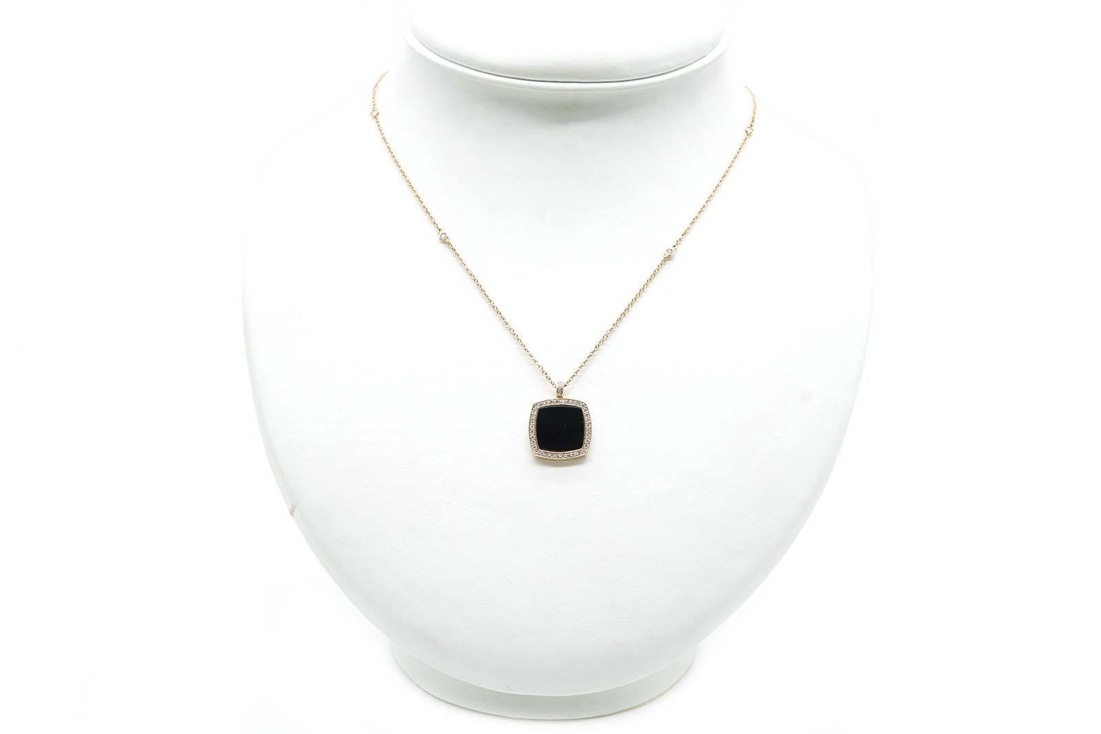 A very stylish and elegant necklace.
18 Kt pink gold necklace with Onyx pendant ( cm 1,50x1,50 ).
The chain has a length of cm 42,00 ( 16,53 in ) and four Diamonds go through it .
The pendant has a Diamond frame weighing in total ct 0,33.
The chain