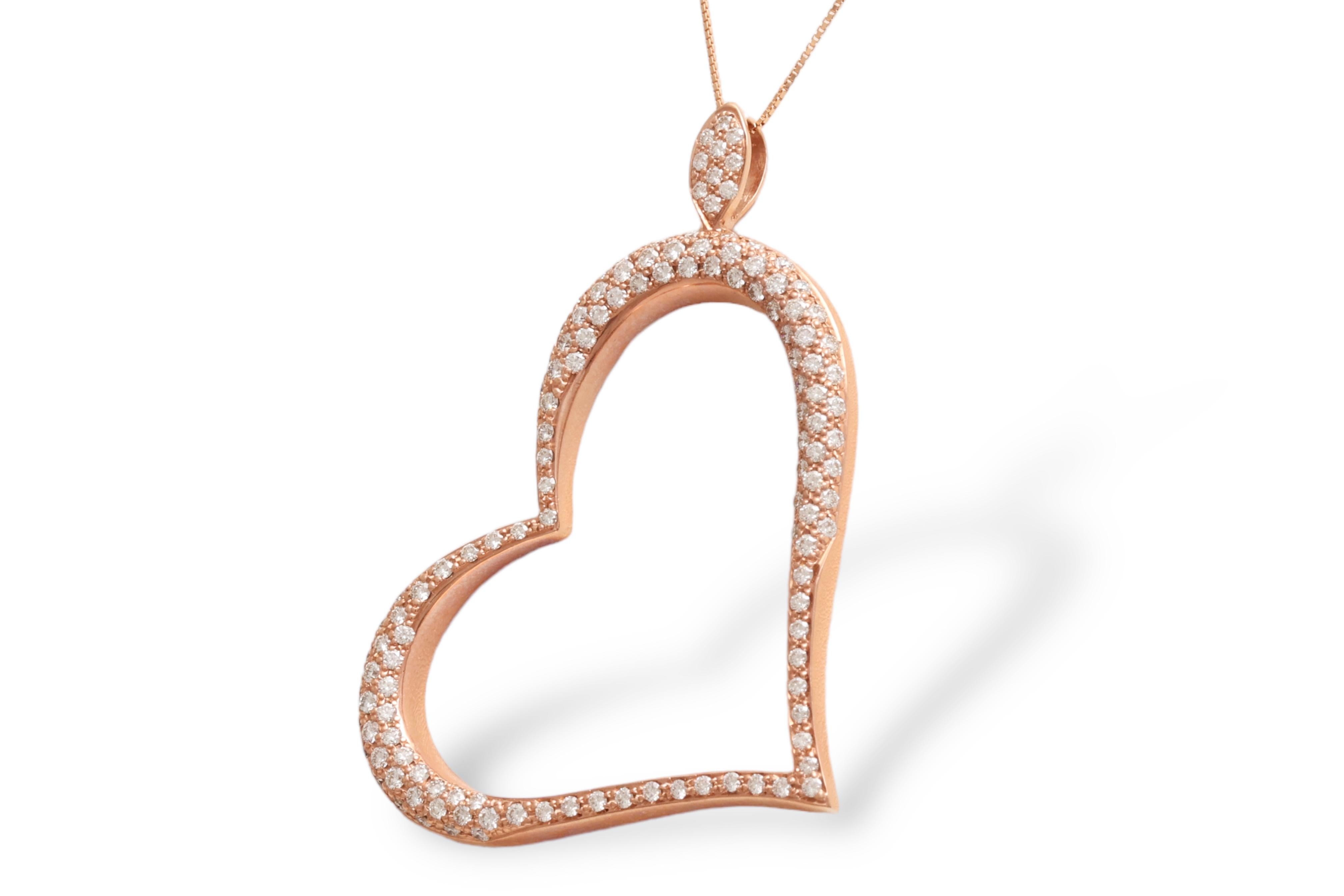 Wunderschönes 18 kt. Herzförmige Halskette aus Roségold mit 2,20 Karat Set. Diamanten

Diamanten: Diamanten im Brillantschliff von insgesamt 2,20 ct.

MATERIAL: 18 kt. Rotgold

Abmessungen: 41 mm x 53,5 mm x 3,3 mm

Gesamtgewicht: 12,1 Gramm / 0,425