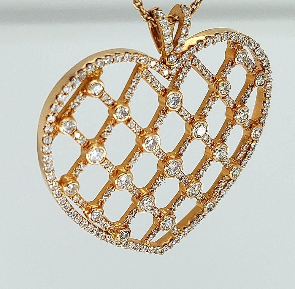 18kt Pink Gold Heartshaped Necklace, Pendant Set With 2.30ct Diamonds For Sale 4