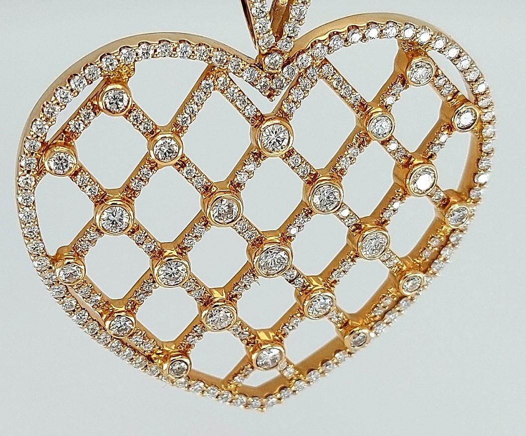 Collier en or rose 18 carats en forme de cœur, pendentif serti de 2,30 carats de diamants en vente 5