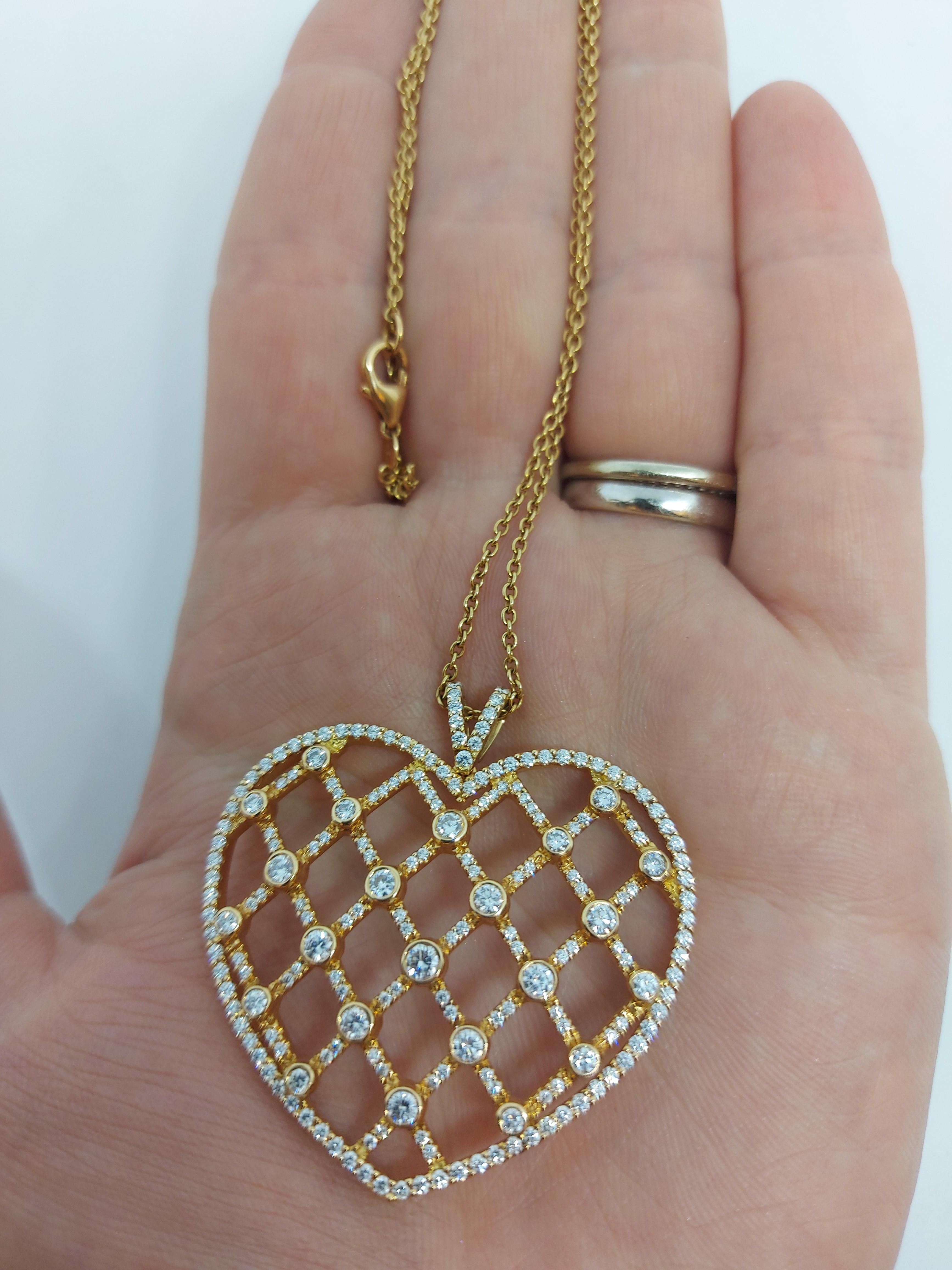 Collana a forma di cuore in oro rosa 18kt, ciondolo con 2,30 carati di diamanti incastonati in vendita 10