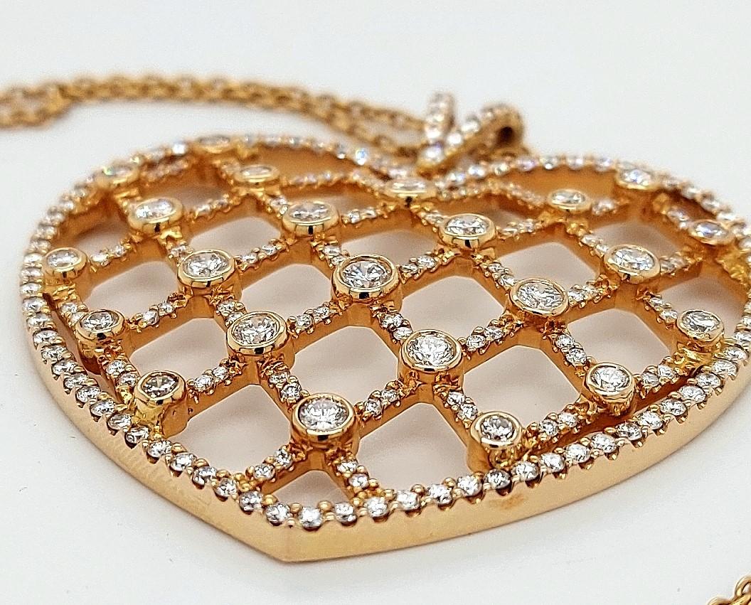 Moderne Collier en or rose 18 carats en forme de cœur, pendentif serti de 2,30 carats de diamants en vente