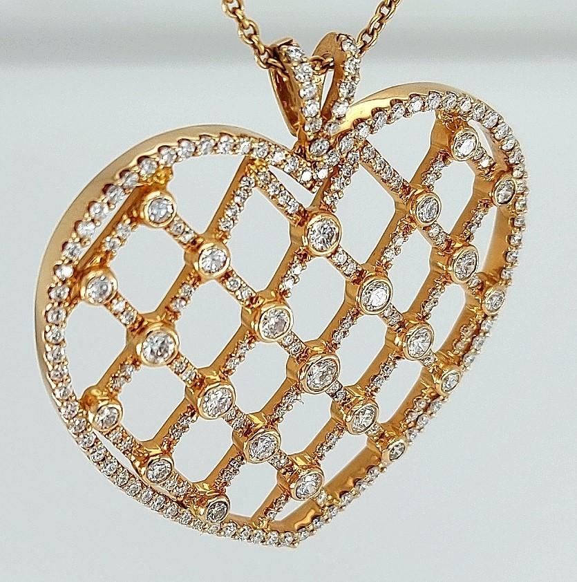 Collier en or rose 18 carats en forme de cœur, pendentif serti de 2,30 carats de diamants en vente 2