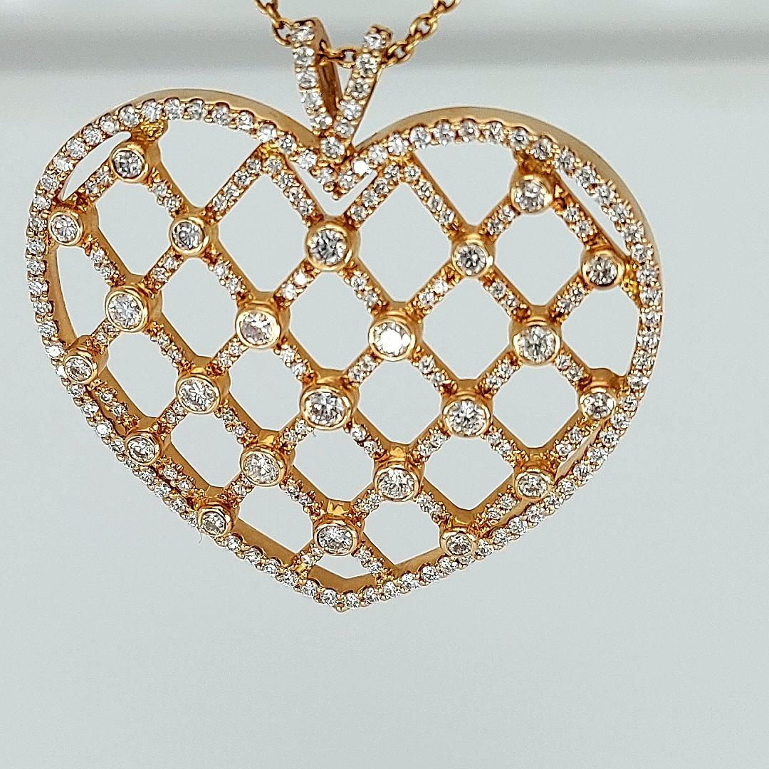 Collier en or rose 18 carats en forme de cœur, pendentif serti de 2,30 carats de diamants en vente 3