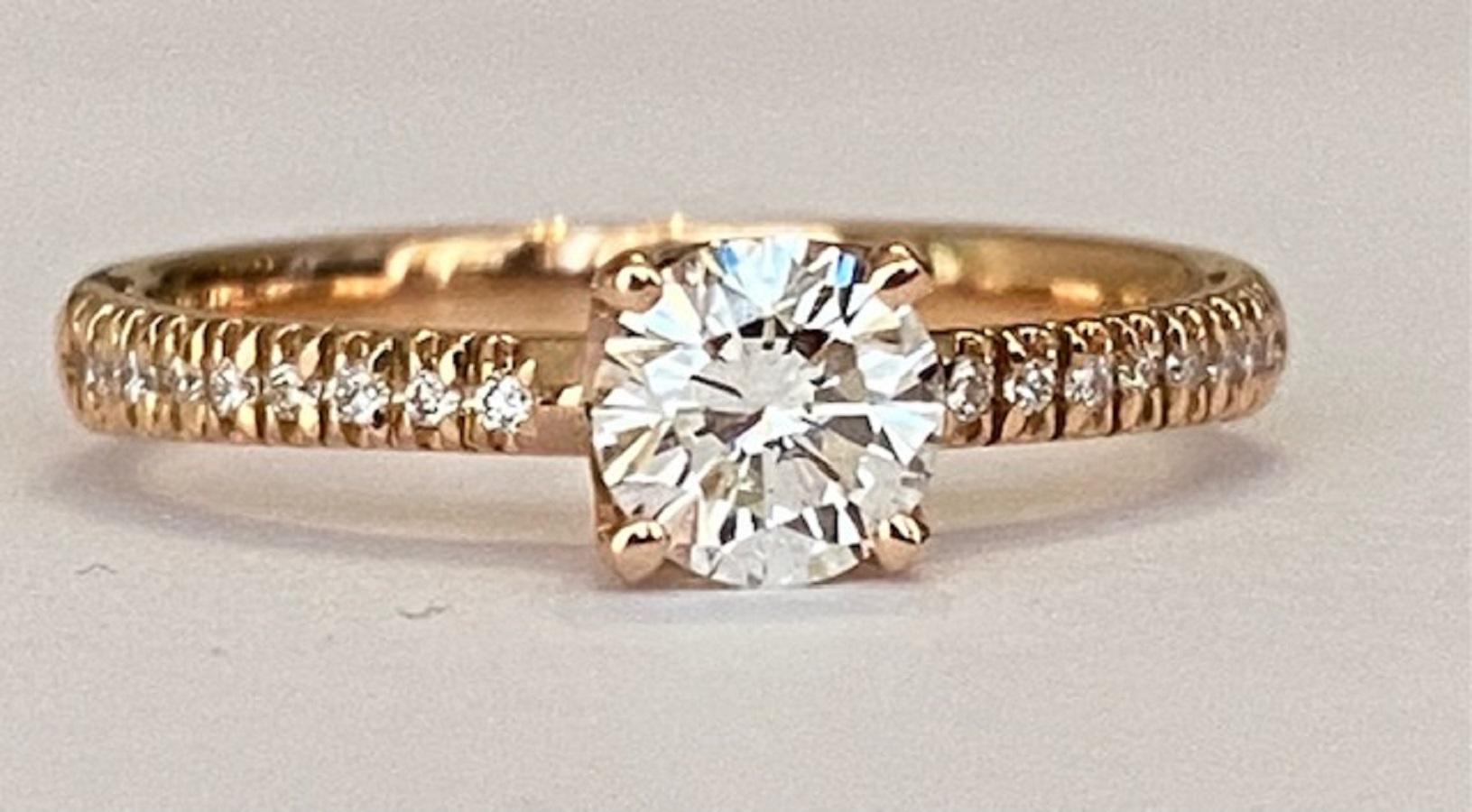 18 kt pink gold solitaire ring with a 0.50 ct brilliant-cut diamond of quality E/VS1 and 18 pieces of brilliant-cut diamonds in total approx. 0.08 ct E-F/VS.
ALGT certificate is included. Excellent engagement ring with beautifull diamonds.
Grade: 18