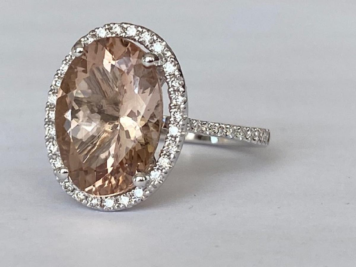 Contemporary 18 kt. Pink gold   Ring with  4.92 ct Morganite and Diamonds For Sale