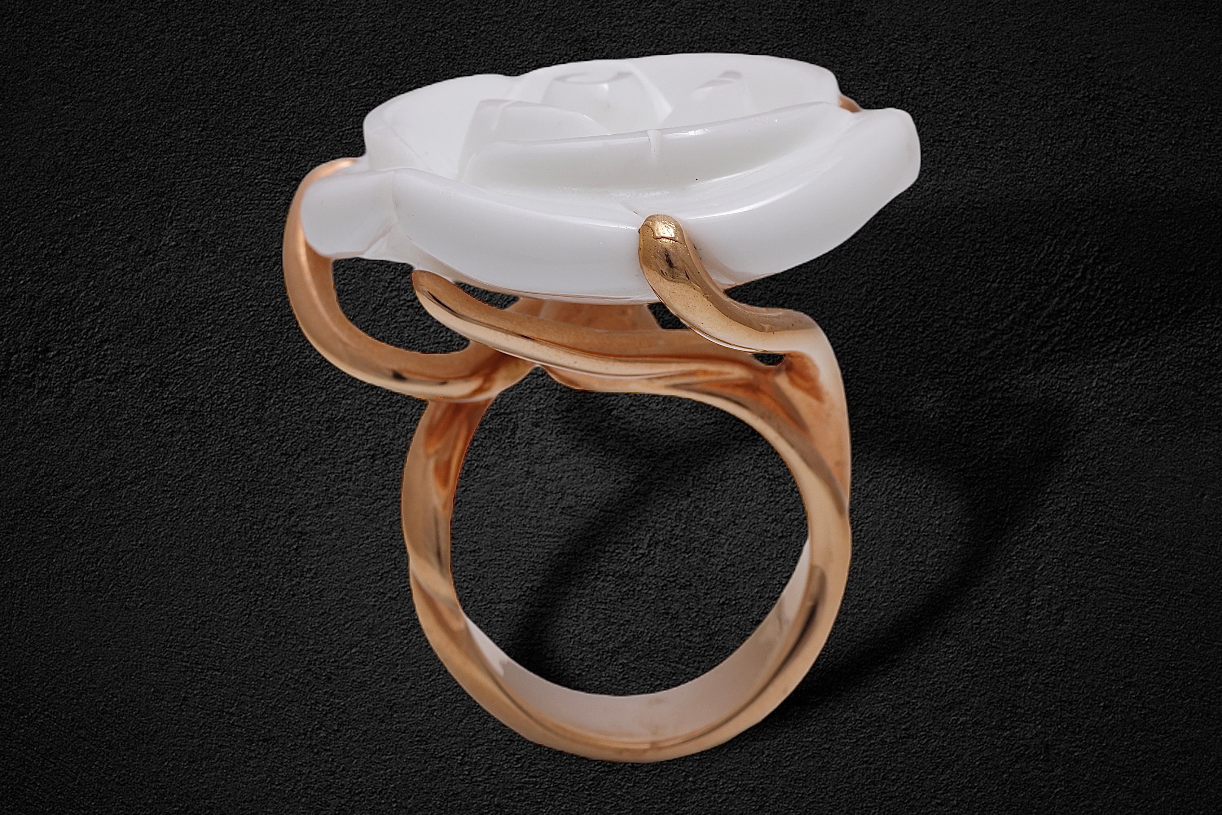 Women's or Men's 18 kt. Pink Gold Ring with Big White Agate Flower Cut Stone For Sale