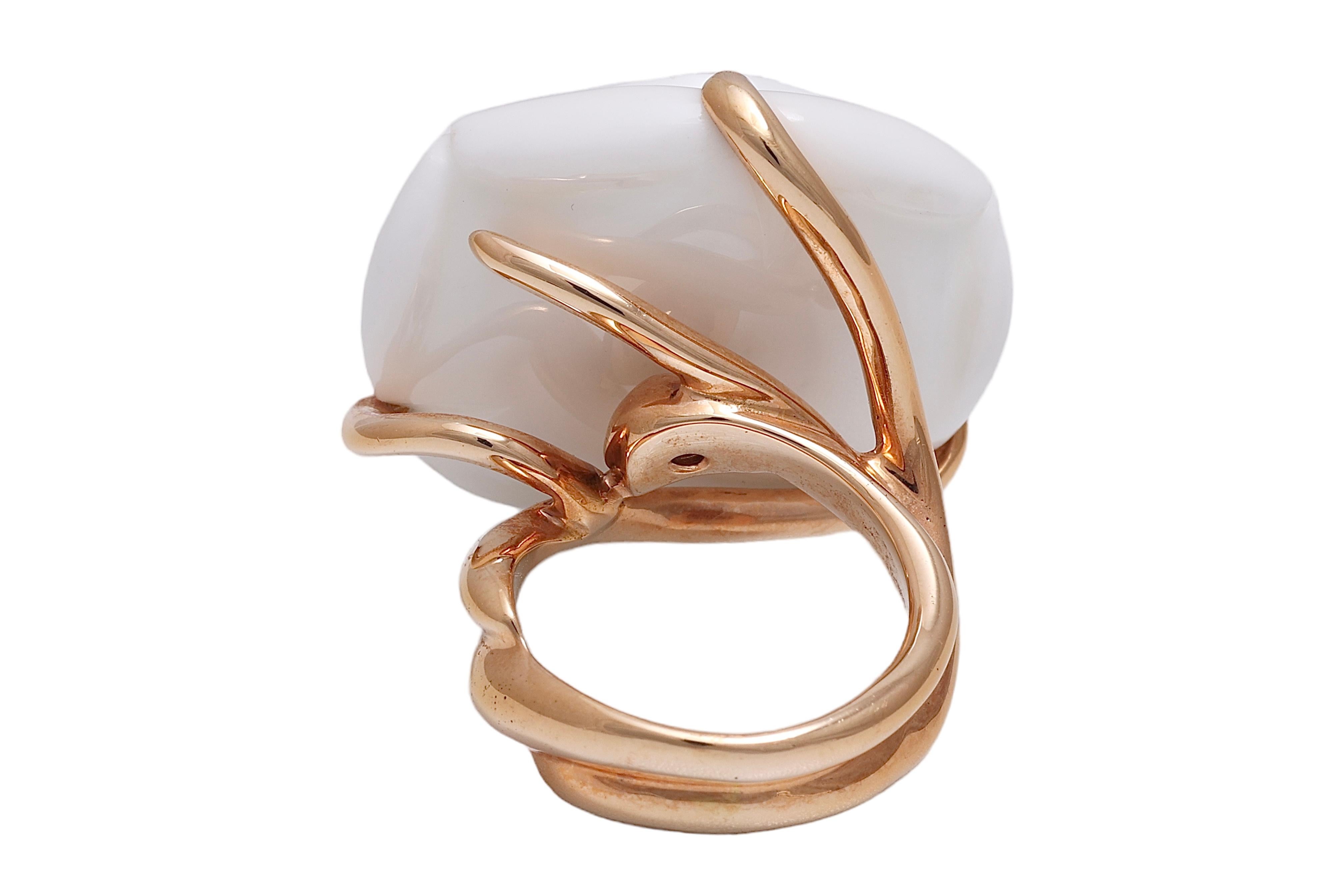 18 kt. Pink Gold Ring with Big White Agate Flower Cut Stone For Sale 1