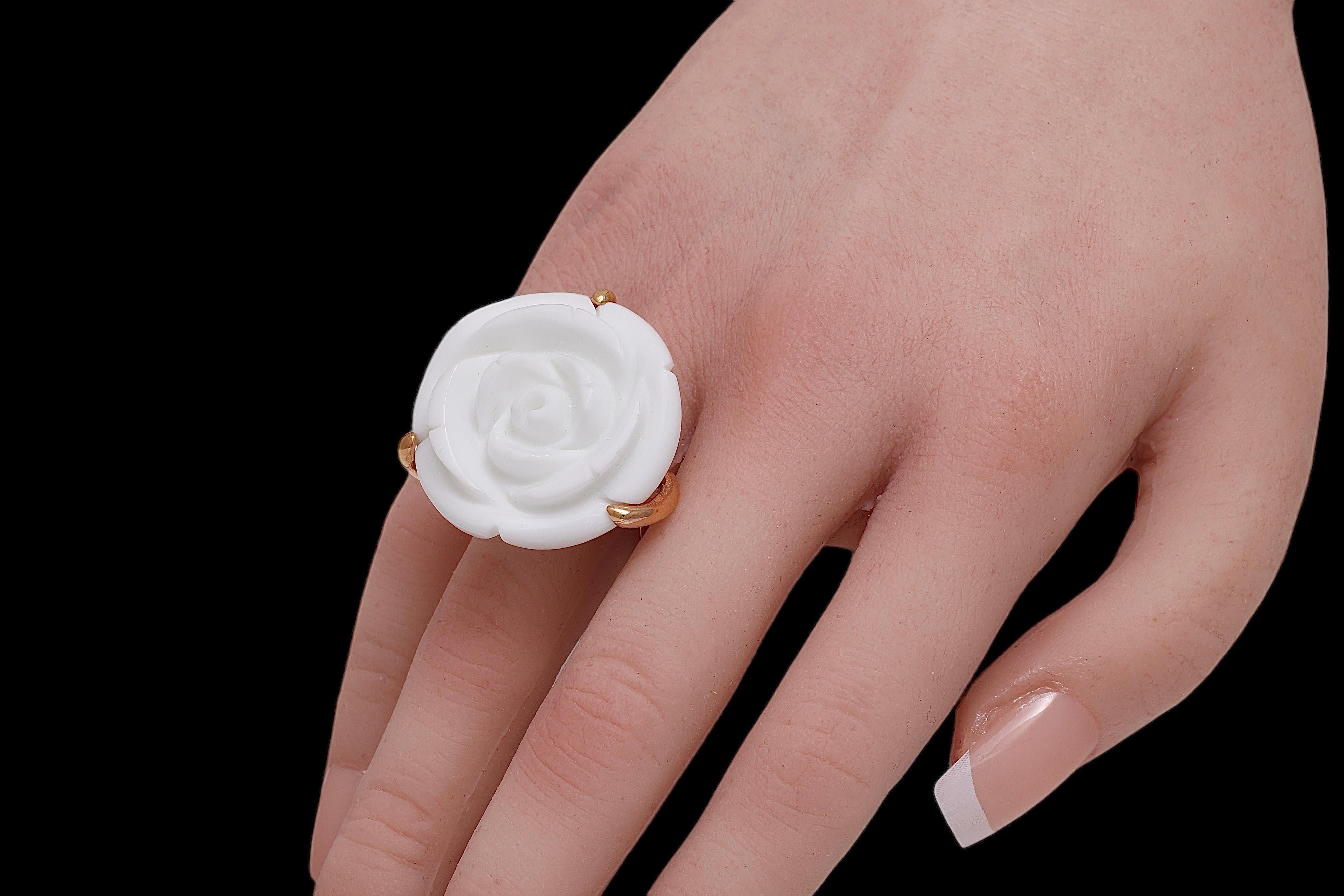 18 kt. Pink Gold Ring with Big White Agate Flower Cut Stone For Sale 2