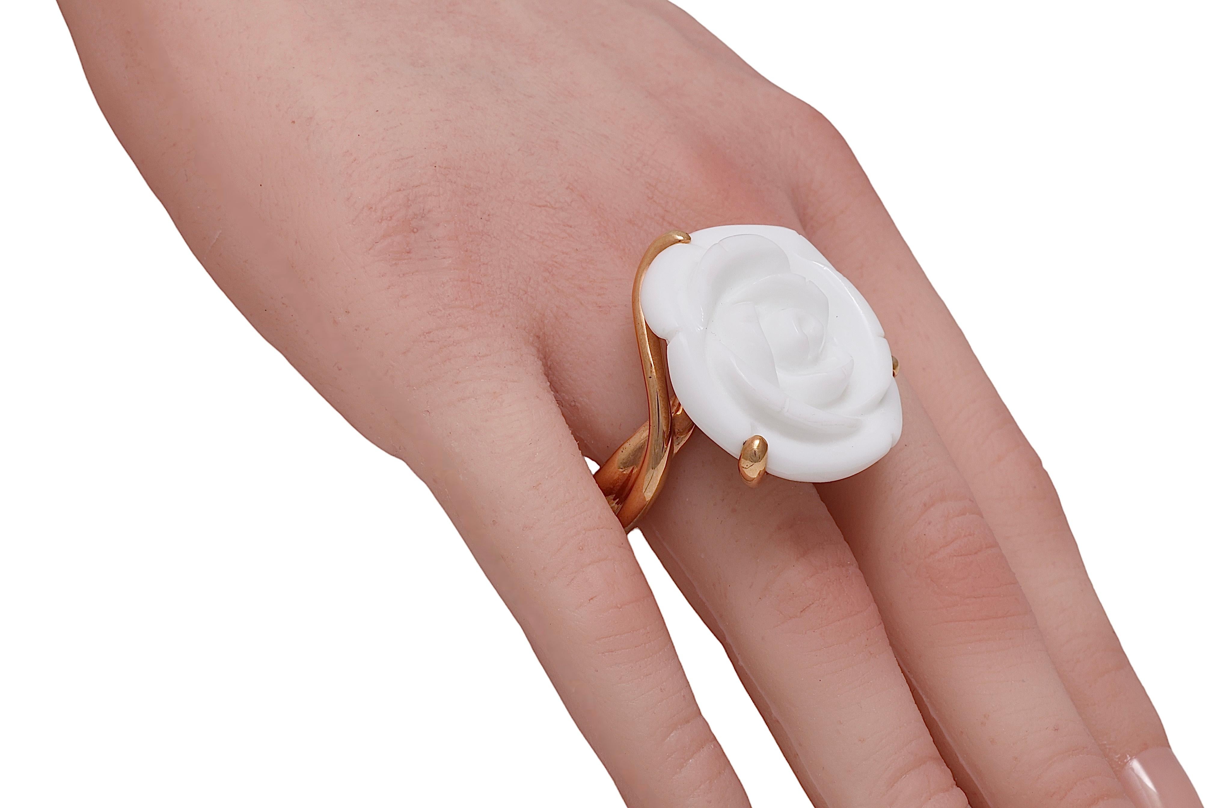 18 kt. Pink Gold Ring with Big White Agate Flower Cut Stone For Sale 3