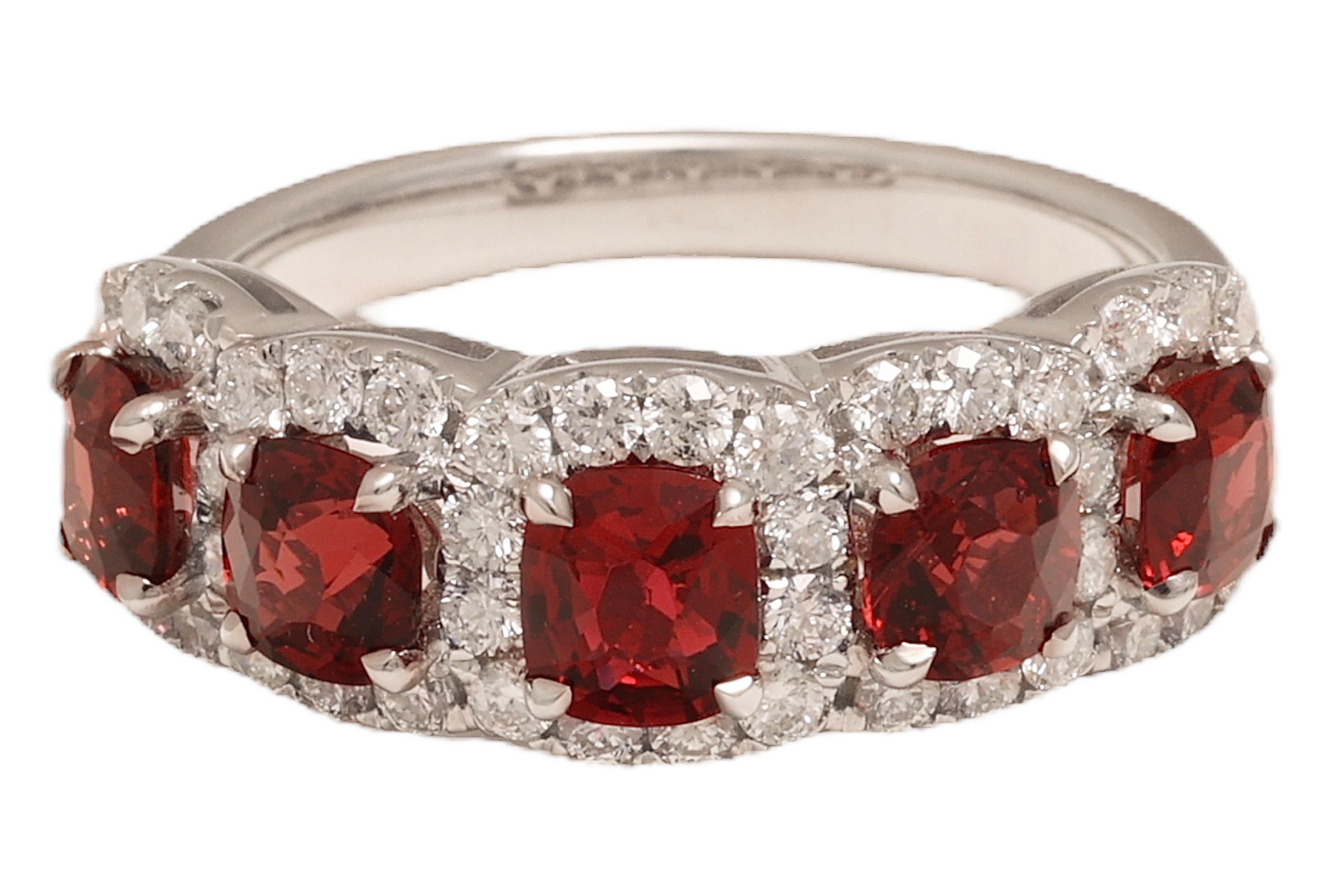 18 kt. Ring mit 5 burmesischen natürlichen NH-Spinell-Edelsteinen im Brillantschliff und Diamanten im Brillantschliff (Kunsthandwerker*in)