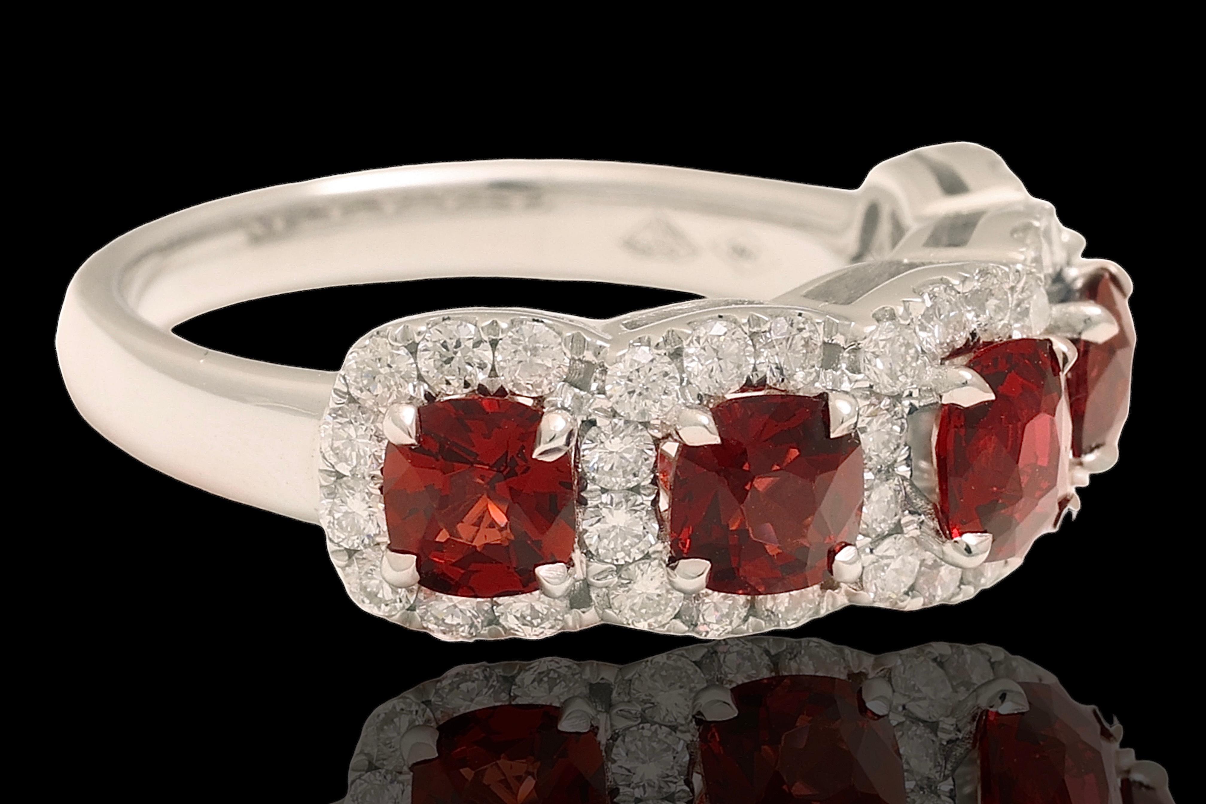 18 kt. Ring mit 5 burmesischen natürlichen NH-Spinell-Edelsteinen im Brillantschliff und Diamanten im Brillantschliff im Zustand „Neu“ in Antwerp, BE