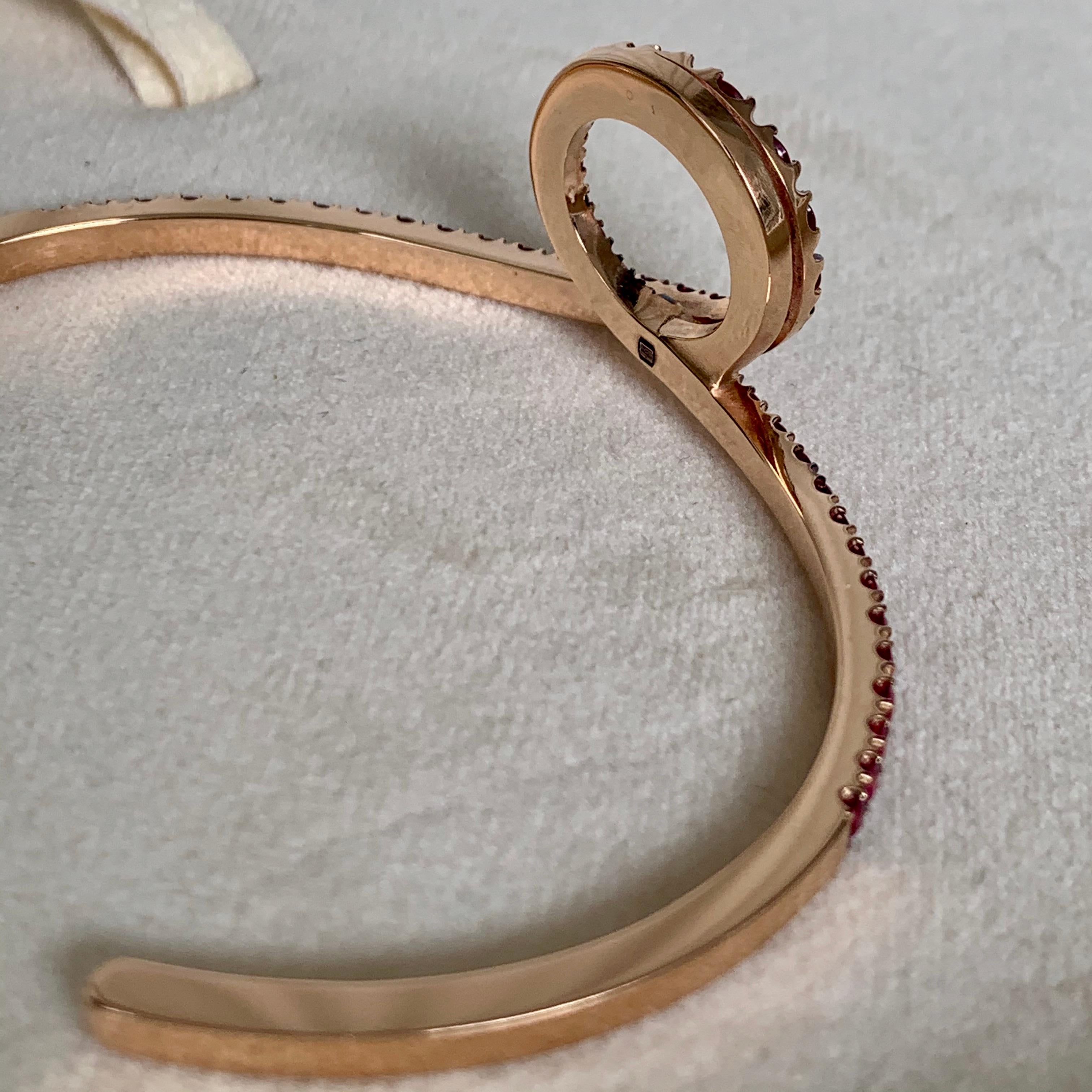 Bracelet manchette en or rose 18 carats avec rubis rouge sang de pigeon de 2,14 carats en vente 4