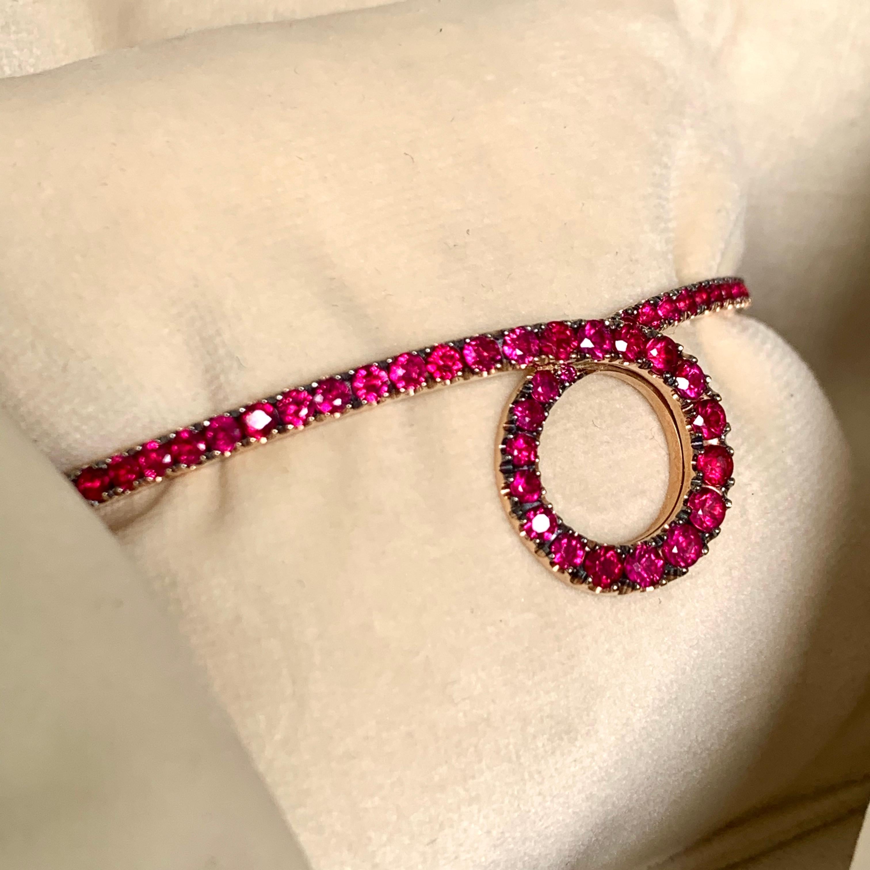 Contemporain Bracelet manchette en or rose 18 carats avec rubis rouge sang de pigeon de 2,14 carats en vente