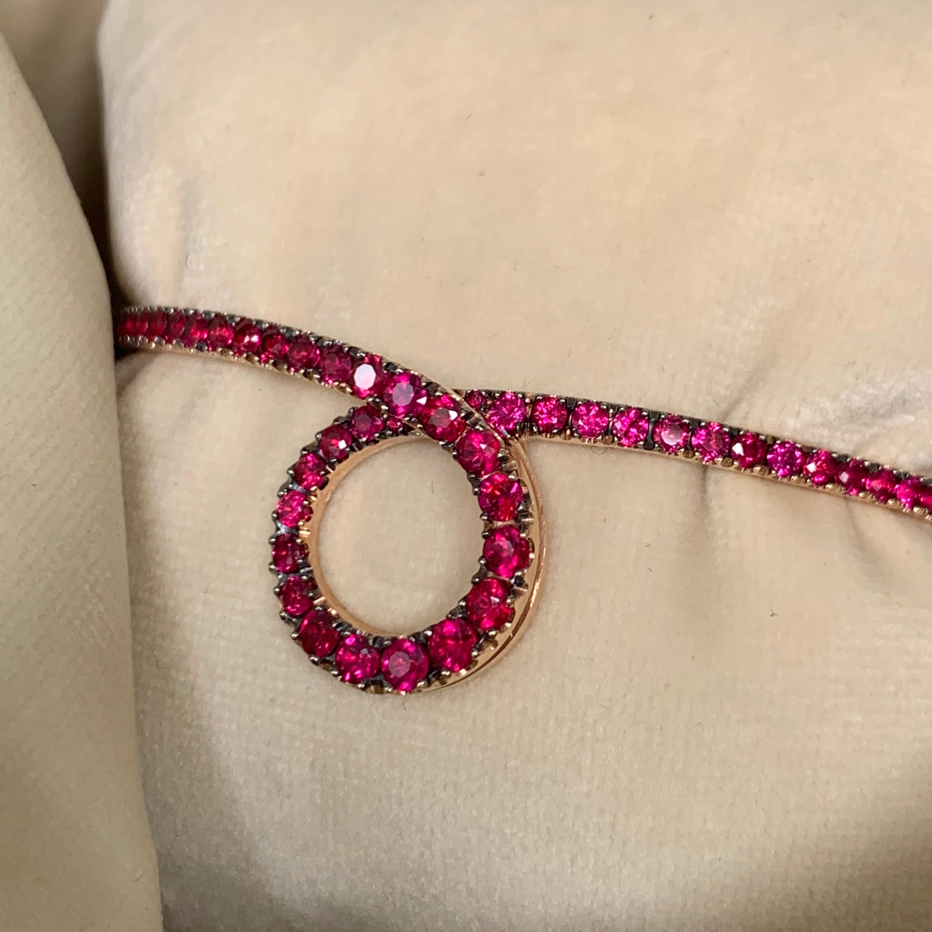 Taille ronde Bracelet manchette en or rose 18 carats avec rubis rouge sang de pigeon de 2,14 carats en vente