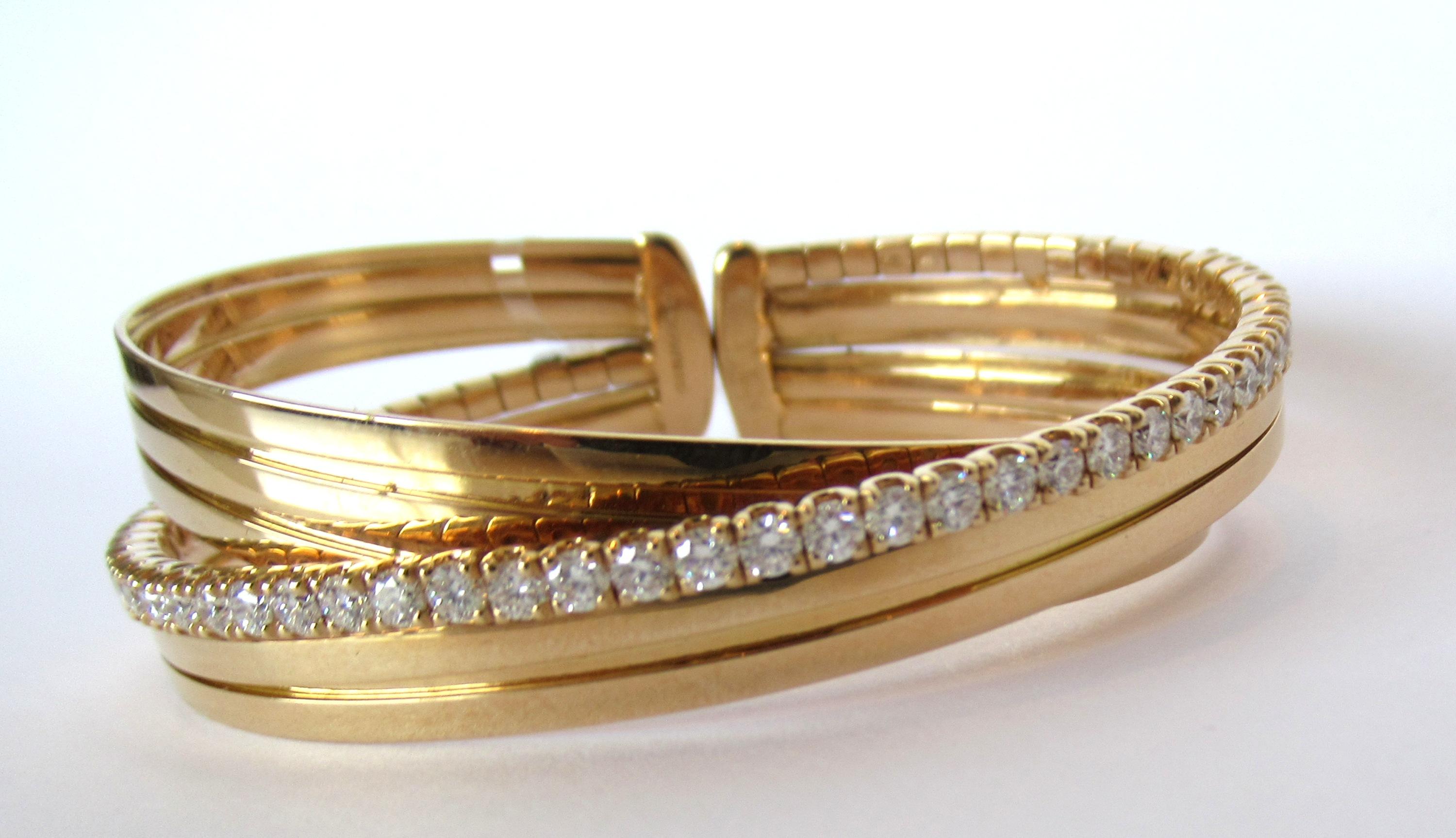 18 Karat Rose Gold 2.30 Carat White Diamonds Bangle In New Condition For Sale In Genoa, IT