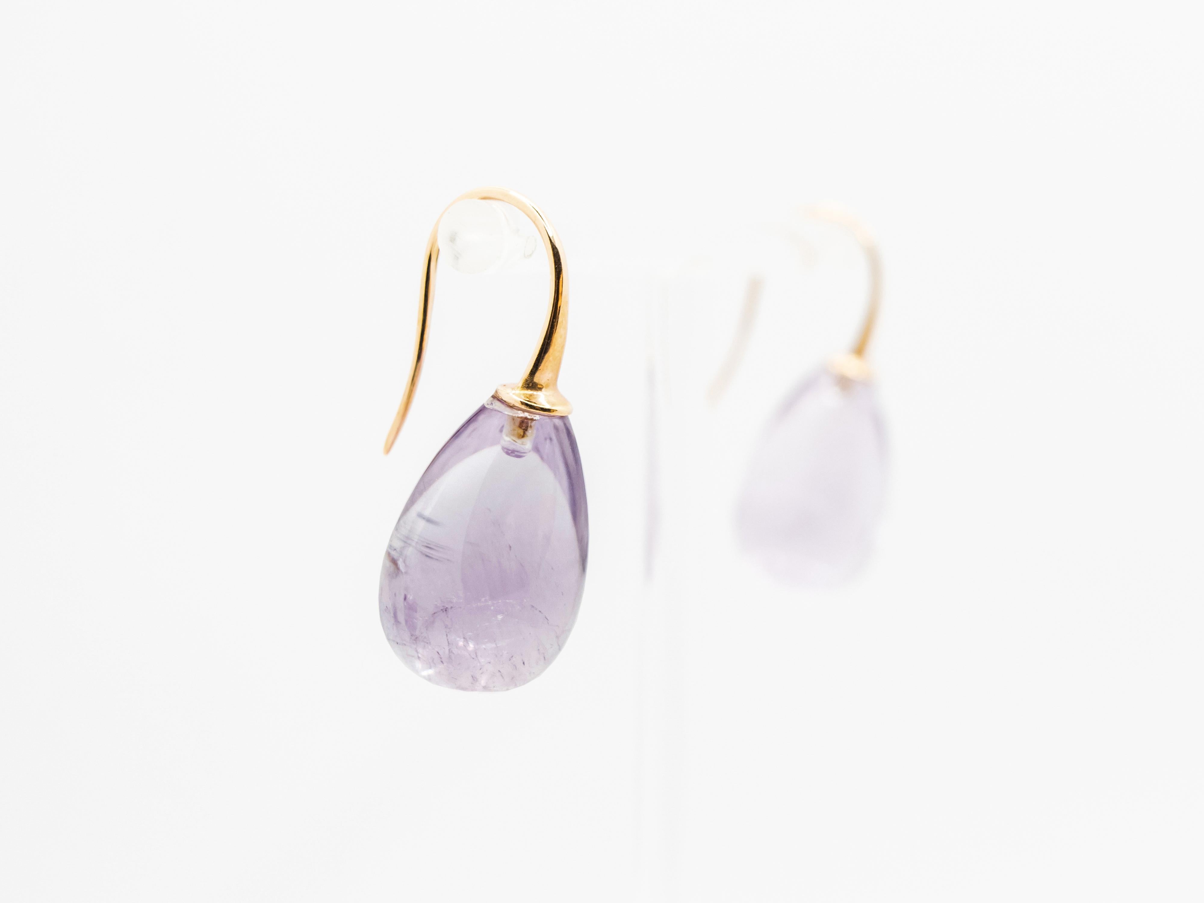 A very bright and contemporary earrings.
The natural Amethyst has a light purple color and its natural inclusions give the stone a beautiful flare.
The drop design of these earrings matches very well every face shape.
Total weigh is gr. 13.25
Length