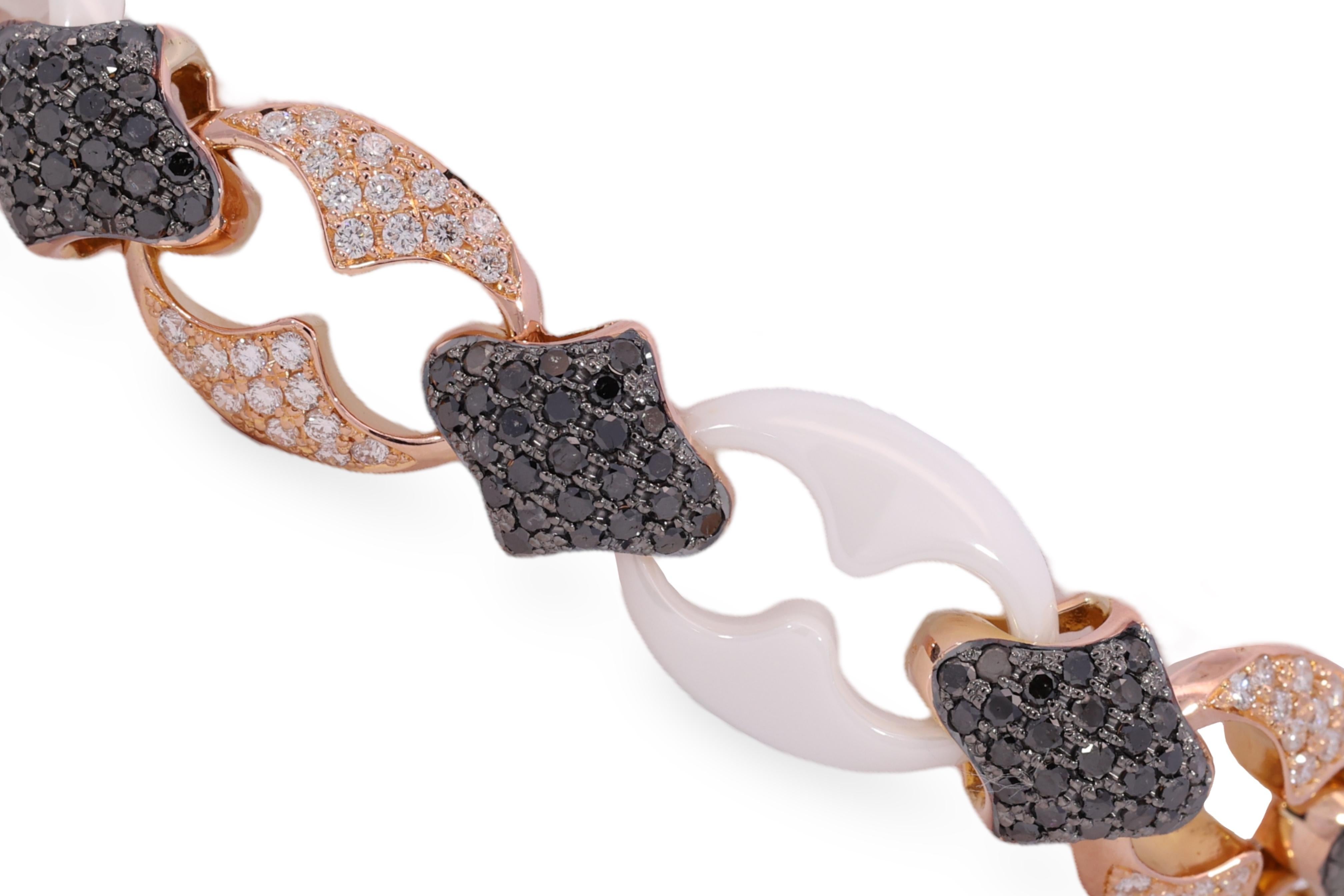 Beautiful 18 kt. Rose Gold & Ceramic Bracelet Set with 6.36 ct. Black and white Diamonds 

Diamonds
White diamonds: Brilliant cut white diamonds, together approx. 1.92 ct.
Black diamonds: brilliant cut black diamonds, together 4.44 ct.

Material: 18