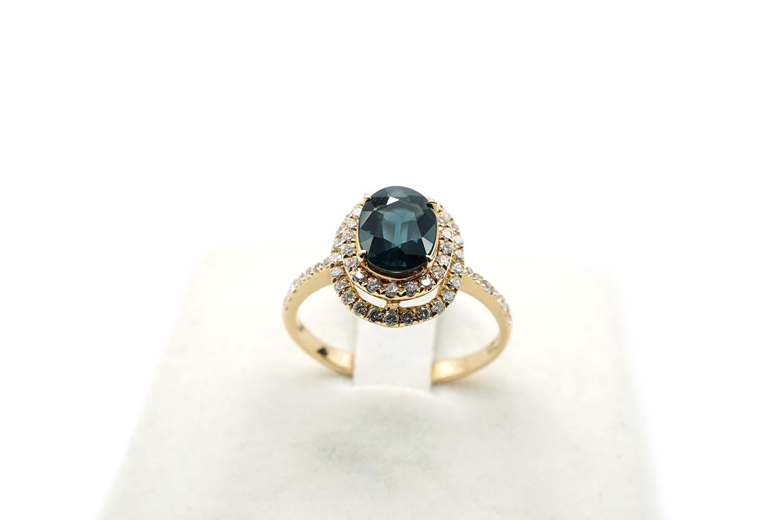 Cette bague de fiançailles chic et élégante est fabriquée en or rose 18 carats ( gr 3.60 ).
Le saphir bleu profond est de taille ovale et pèse 1,25 ct.
Elle est ornée d'une monture en diamants pesant au total Ct 0.40.
Fabriquées en Italie.
Taille 7