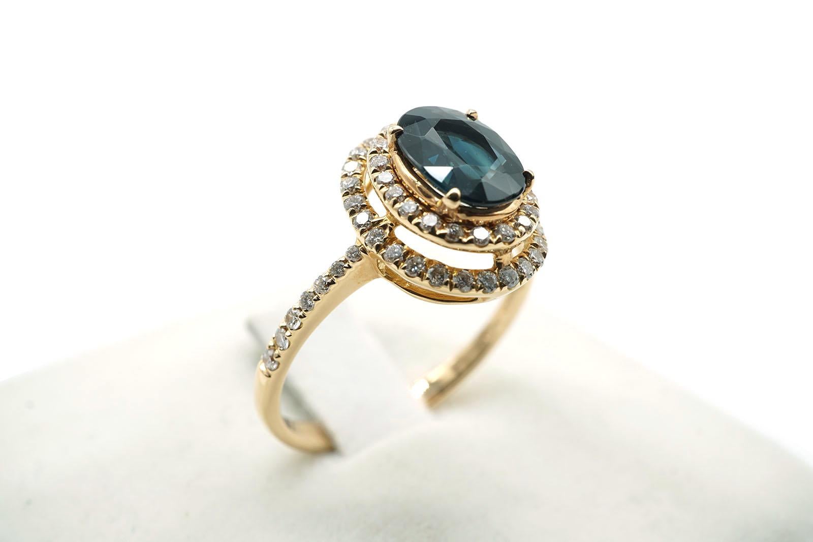 Rétro Bague de succession en or rose 18 carats avec saphirs bleus taille ovale et diamants en vente
