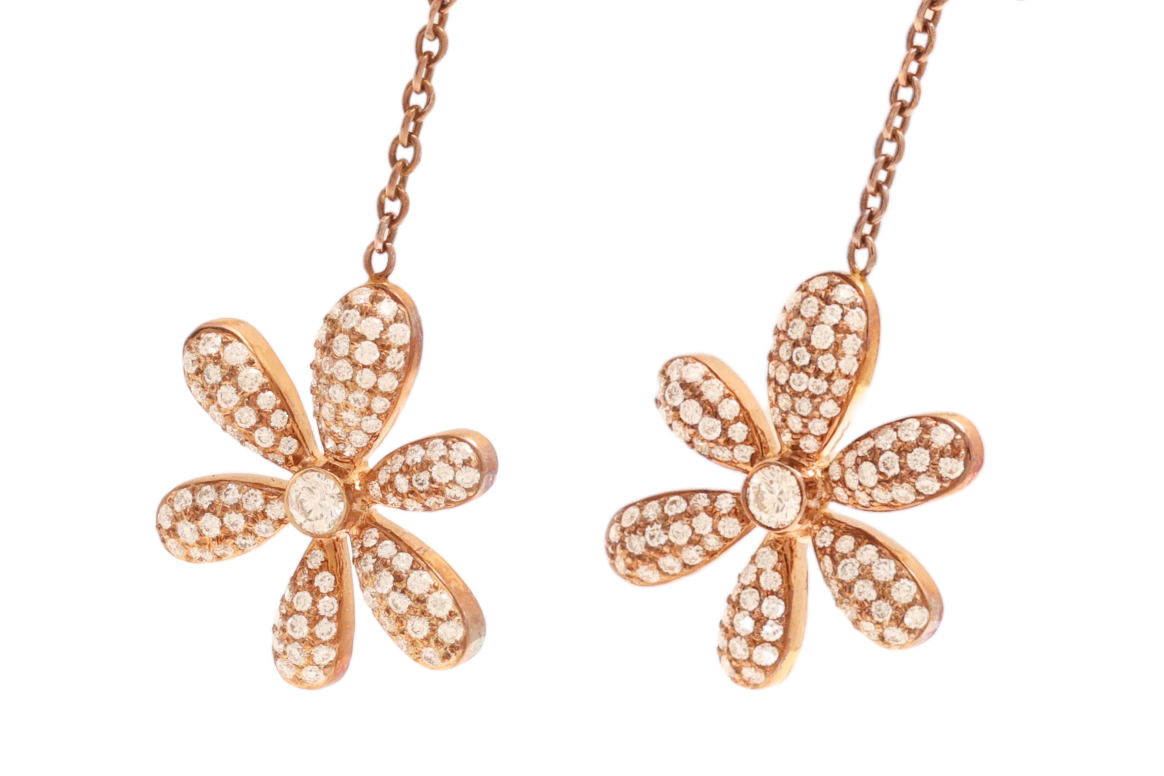 18 kt. Collier de fleurs et boucles d'oreilles pendantes en or rose avec 4,5 ct. Diamants en vente 4