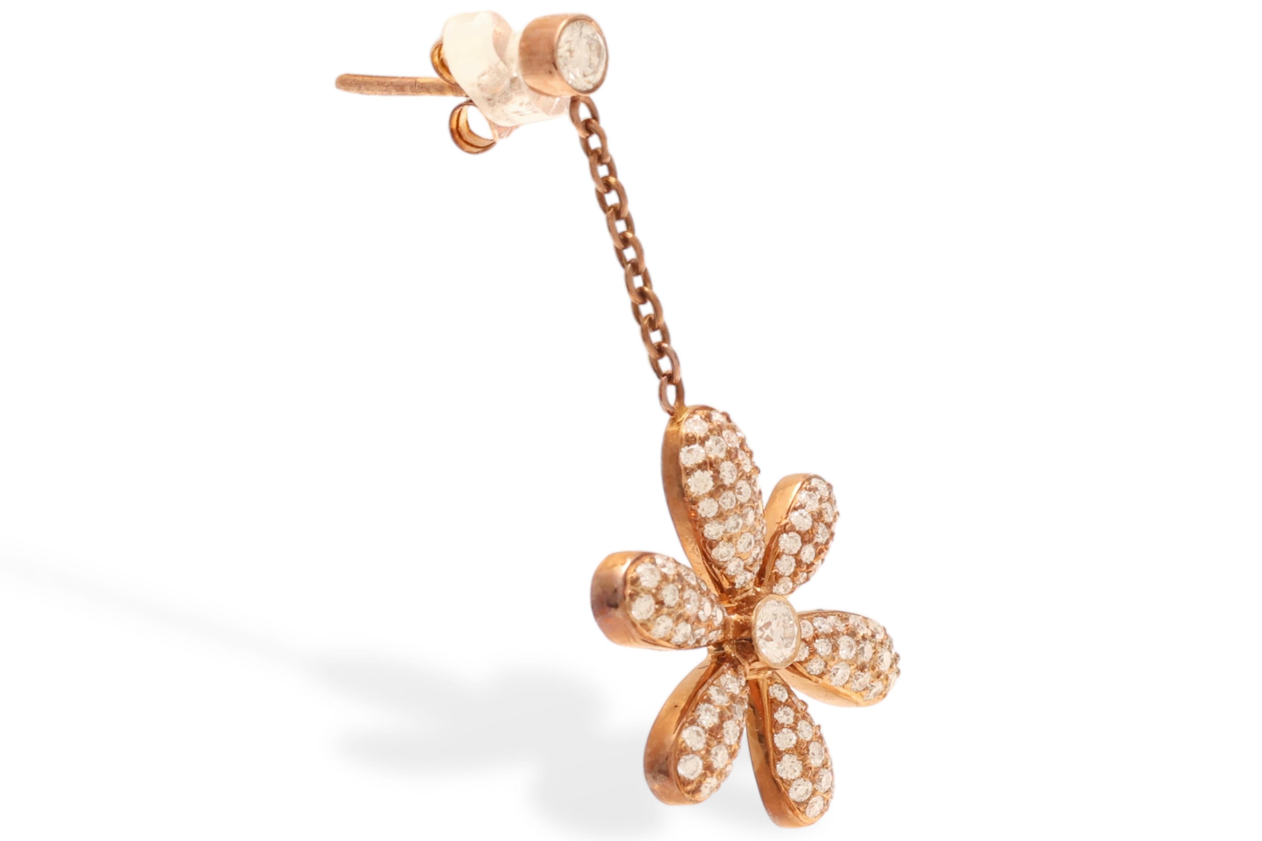 18 kt. Collier de fleurs et boucles d'oreilles pendantes en or rose avec 4,5 ct. Diamants en vente 5
