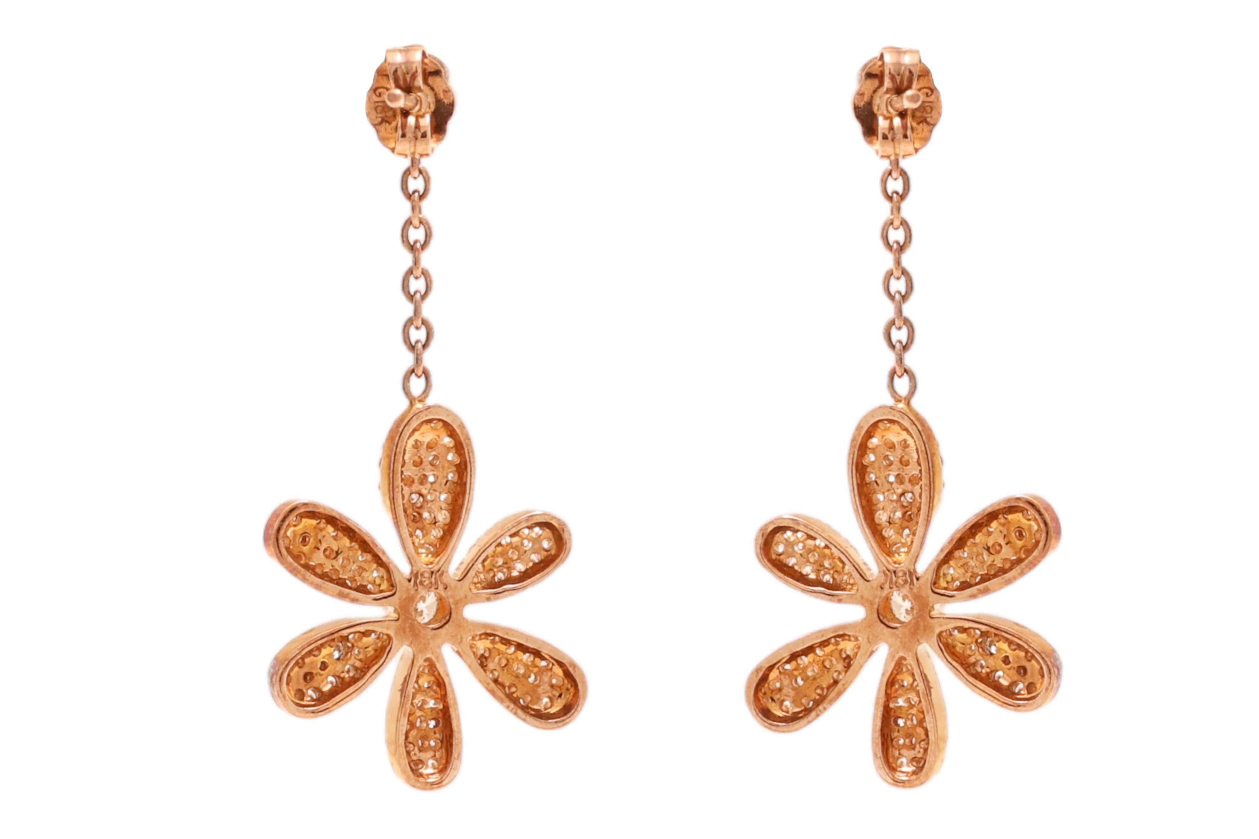 18 kt. Collier de fleurs et boucles d'oreilles pendantes en or rose avec 4,5 ct. Diamants en vente 6