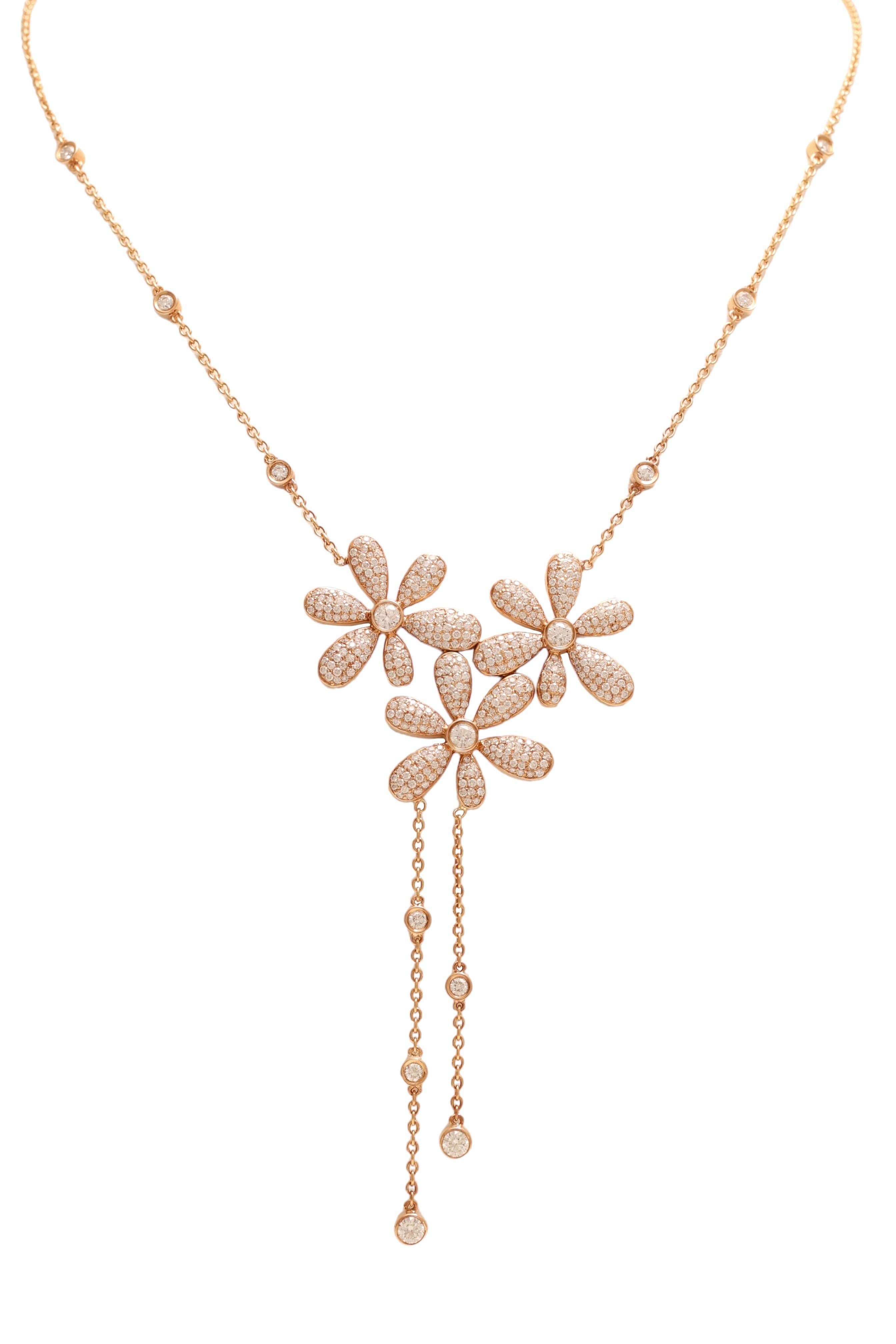 Magnifique pièce d'orfèvrerie 18 kt. Collier de fleurs et boucles d'oreilles pendantes en or rose avec 4,5 ct. Diamants

Collier
Diamants : Diamants de taille brillante ensemble 3.21 ct.
MATERIAL : Or rose 18 carats
Dimensions : dimensions du