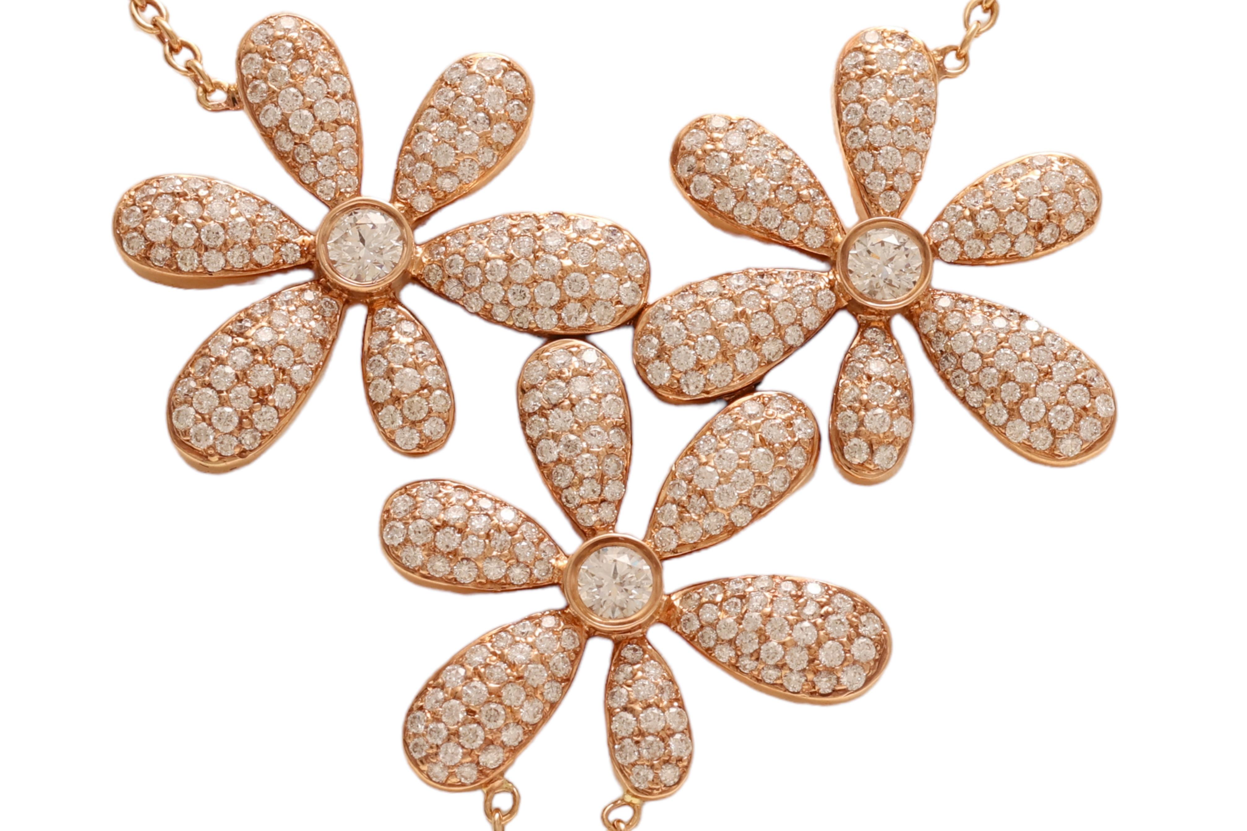 Moderne 18 kt. Collier de fleurs et boucles d'oreilles pendantes en or rose avec 4,5 ct. Diamants en vente