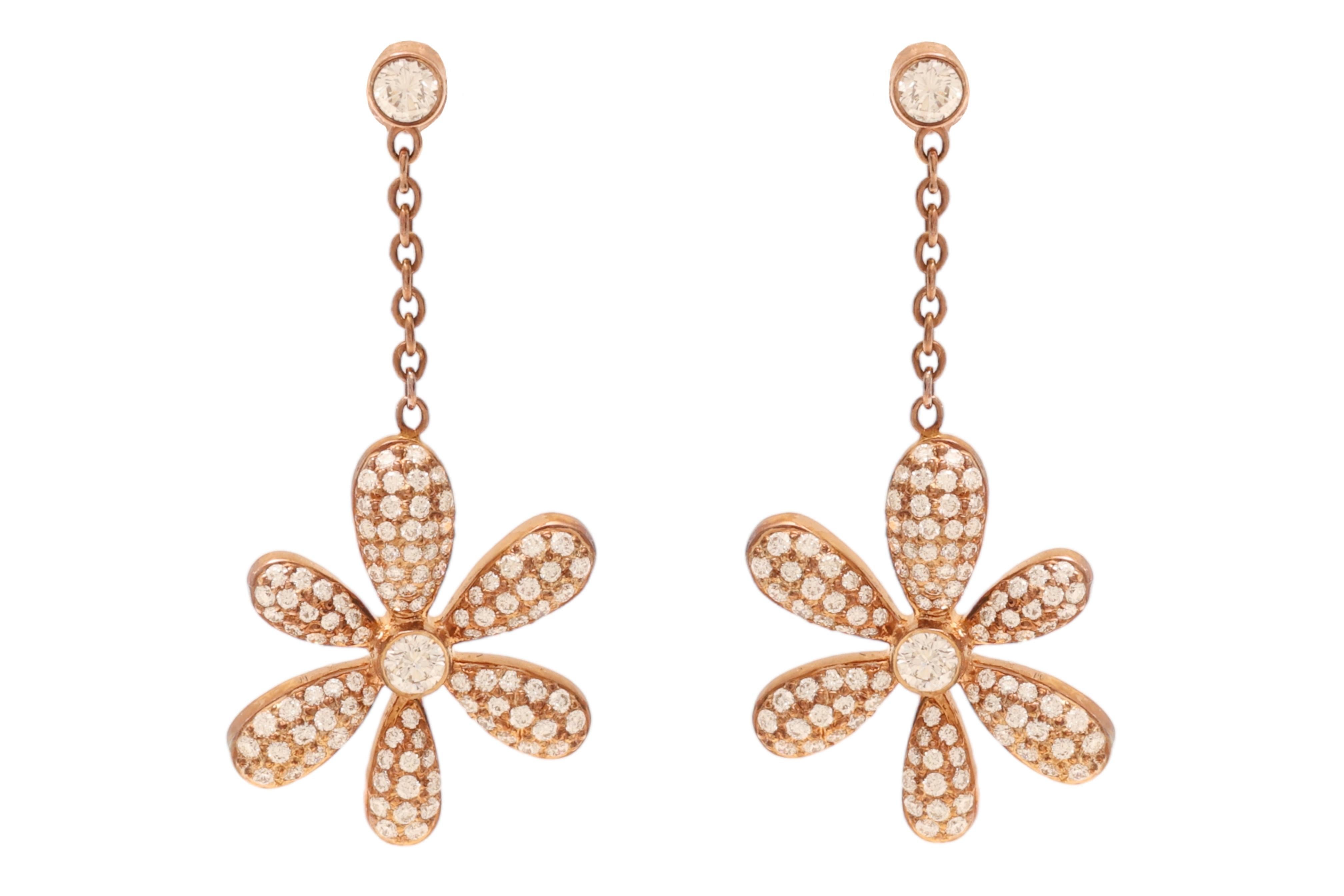18 kt. Collier de fleurs et boucles d'oreilles pendantes en or rose avec 4,5 ct. Diamants en vente 3
