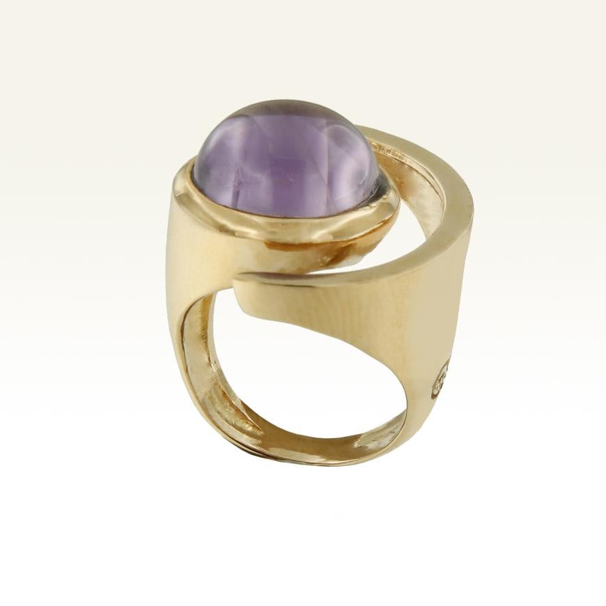 Ring in rose gold 18 Karat with Amethyst cabochon round cut (size: 14 mm).
This modern ring is part of the new collection 