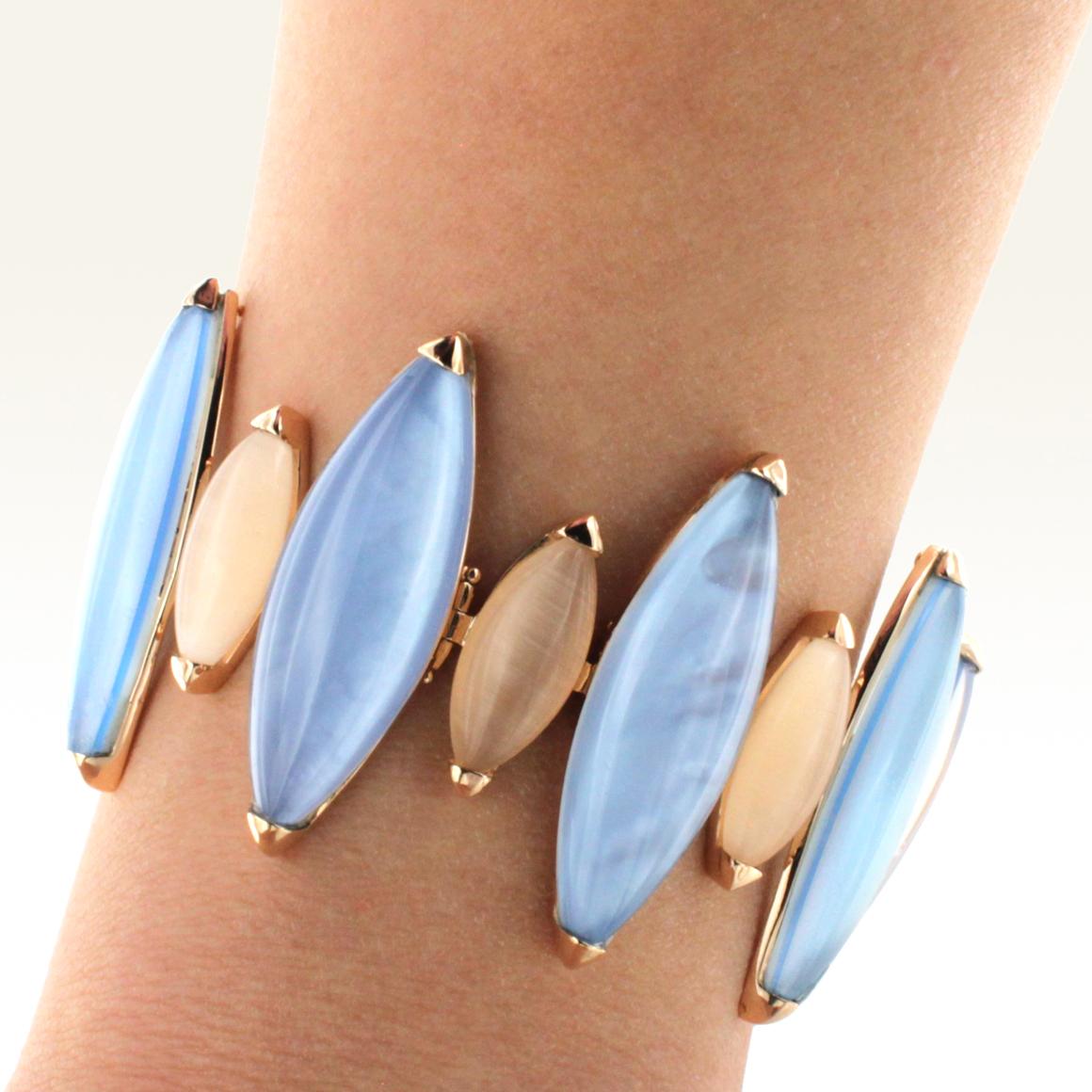 Armband aus 18 Karat Gold mit blauem Topas aus Perlmutt und weißen Diamanten im Angebot 1
