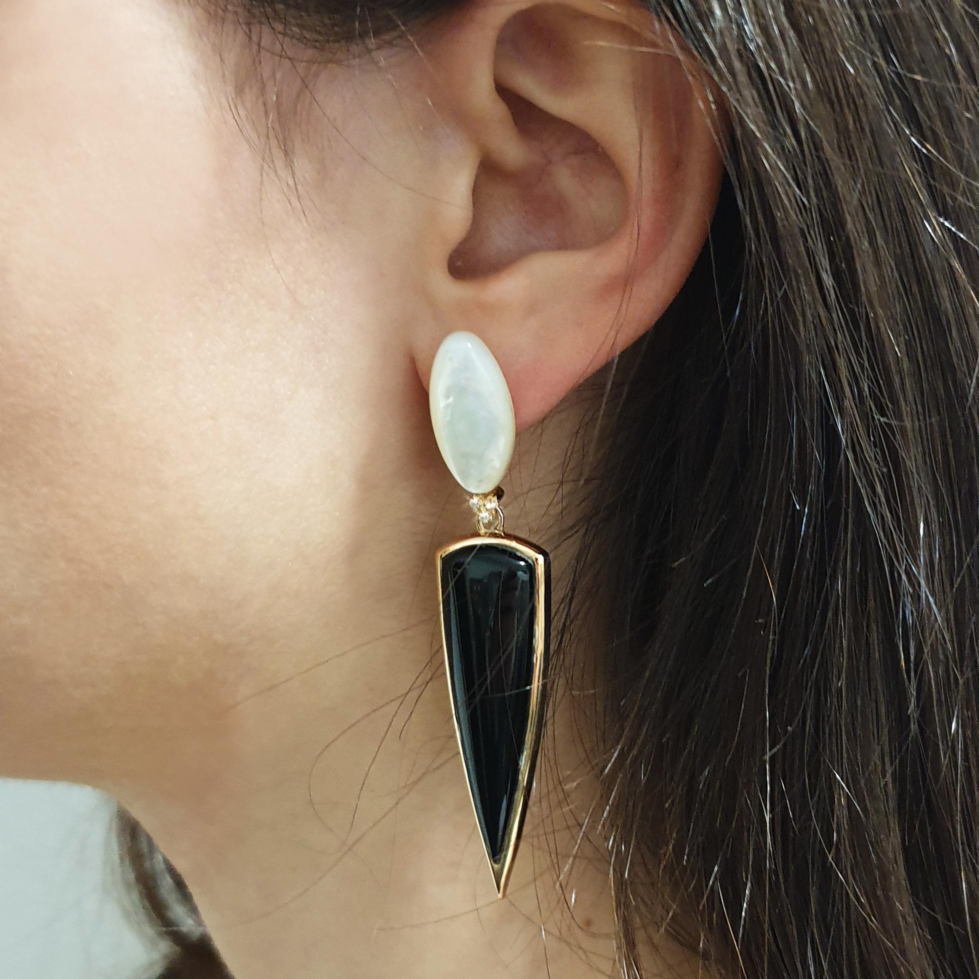 Moderne Boucles d'oreilles en or rose 18 carats avec onyx de nacre, onyx blanc et diamants en vente