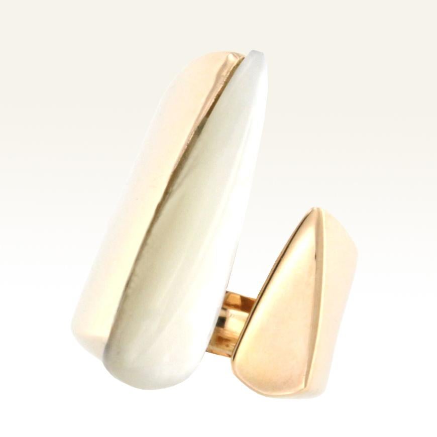 Modern cockatail Ring in rose gold 18 Karat with Mother of Pearl in marquise cut (size stone: 8x16 mm, h 5 mm). This ring is part of the collection 