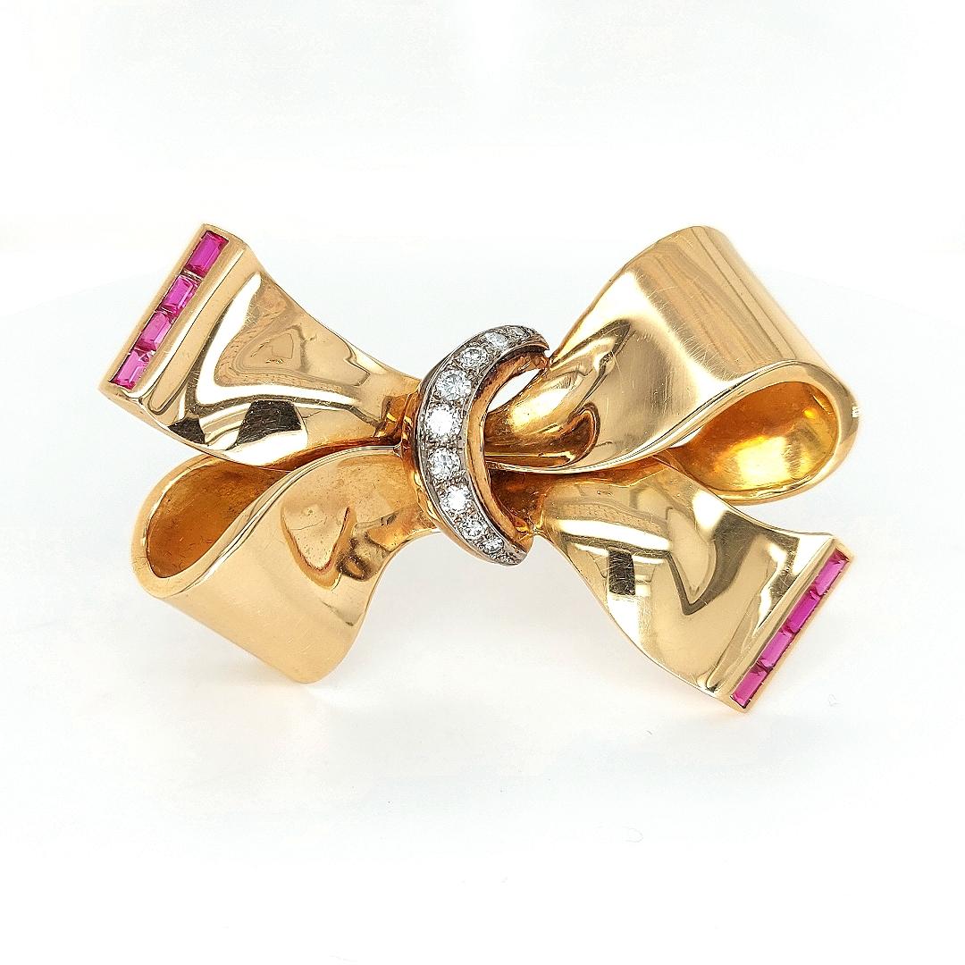 Glamorous 18kt yellow gold brooch in the shape of a large bow set with diamonds and rubies.

A real work of art and craftsmanship.

When adding a chain under the pin it can be worn as a pendant as well in the length.

Diamonds: 9 Brilliant cut
