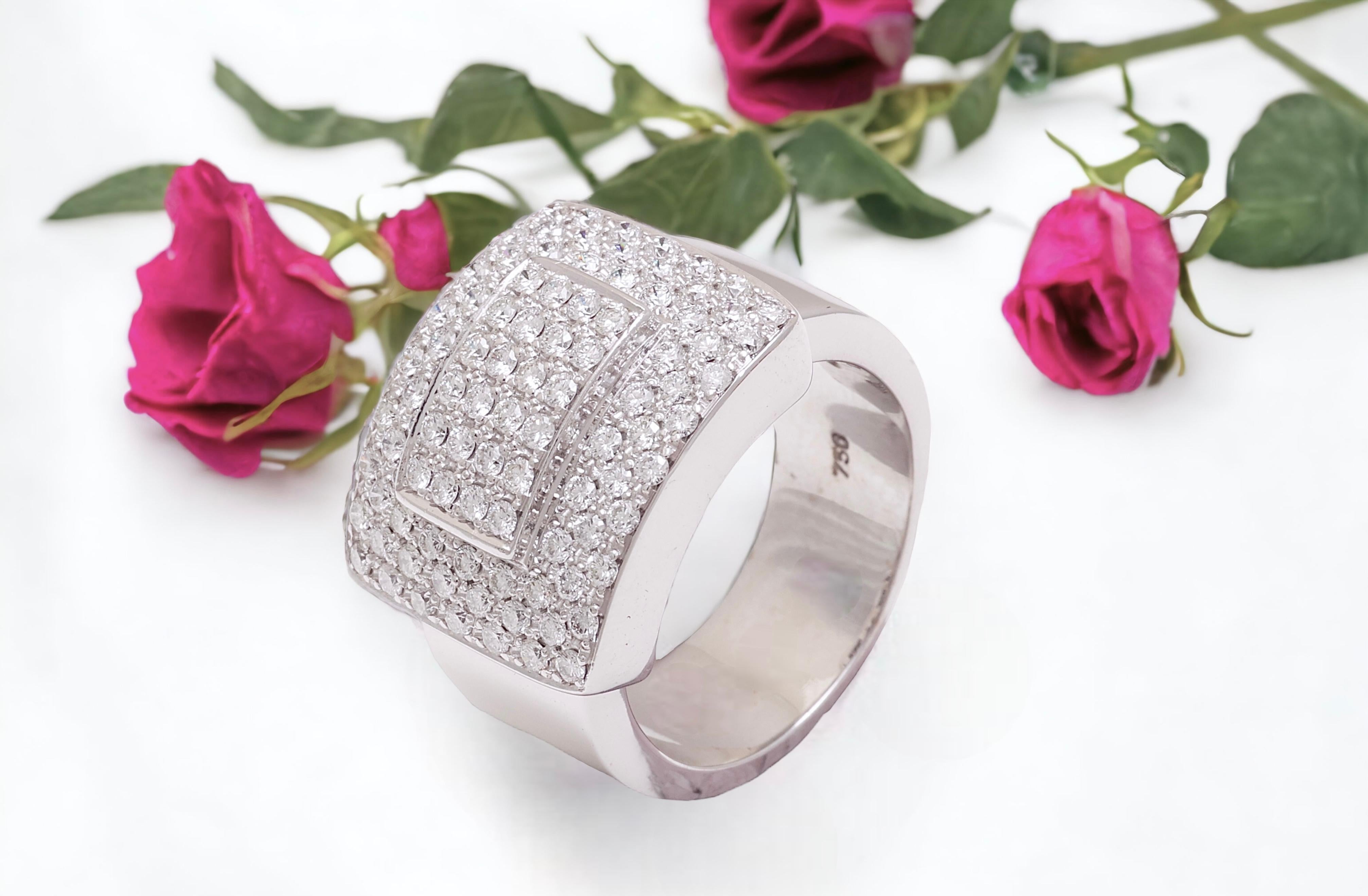 18 kt. Solido e pesante 18,4 gr. Anello in oro bianco con 2 ct. Diamanti di alta qualità in vendita 4
