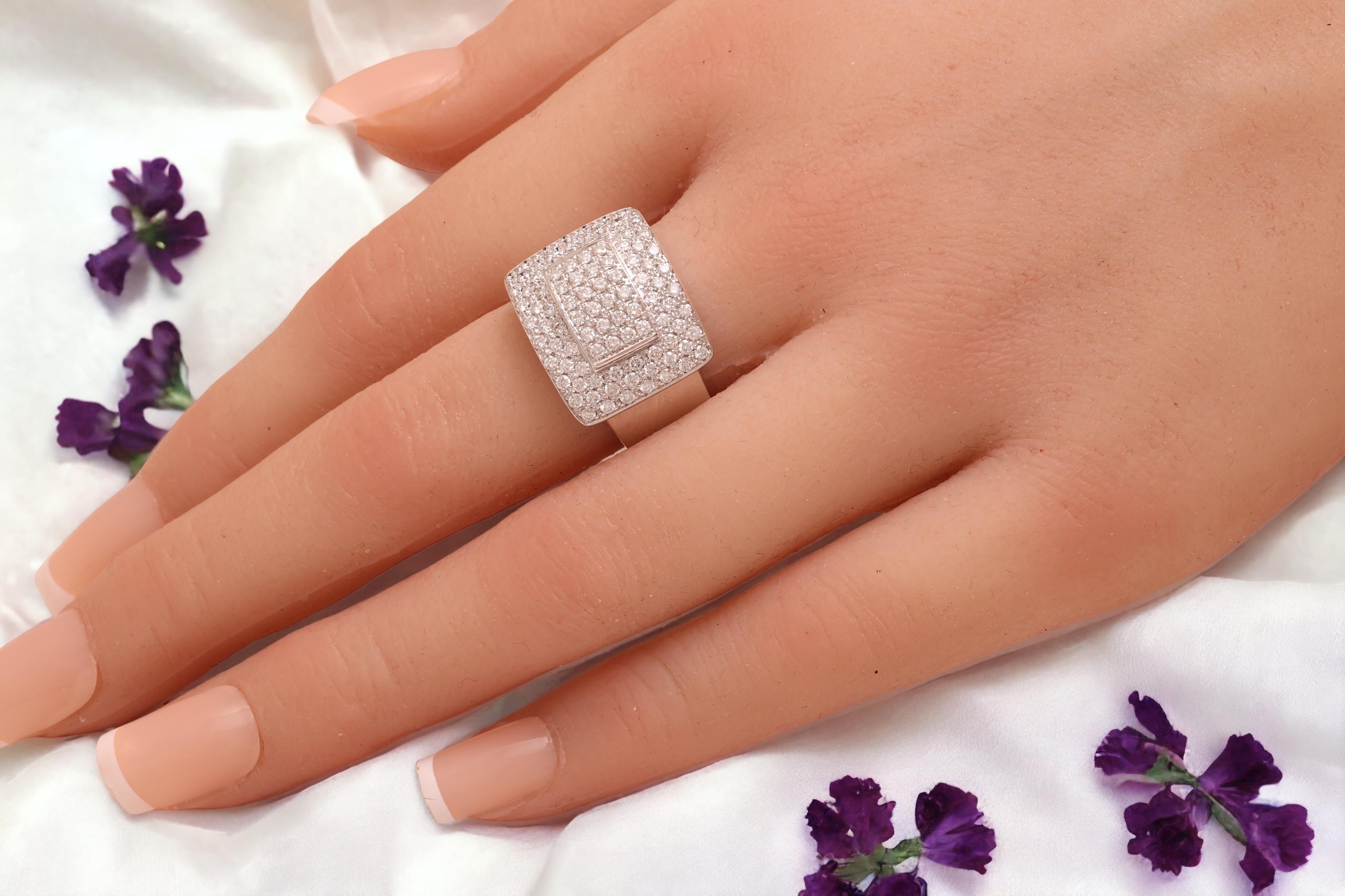 18 kt. Solido e pesante 18,4 gr. Anello in oro bianco con 2 ct. Diamanti di alta qualità in vendita 1