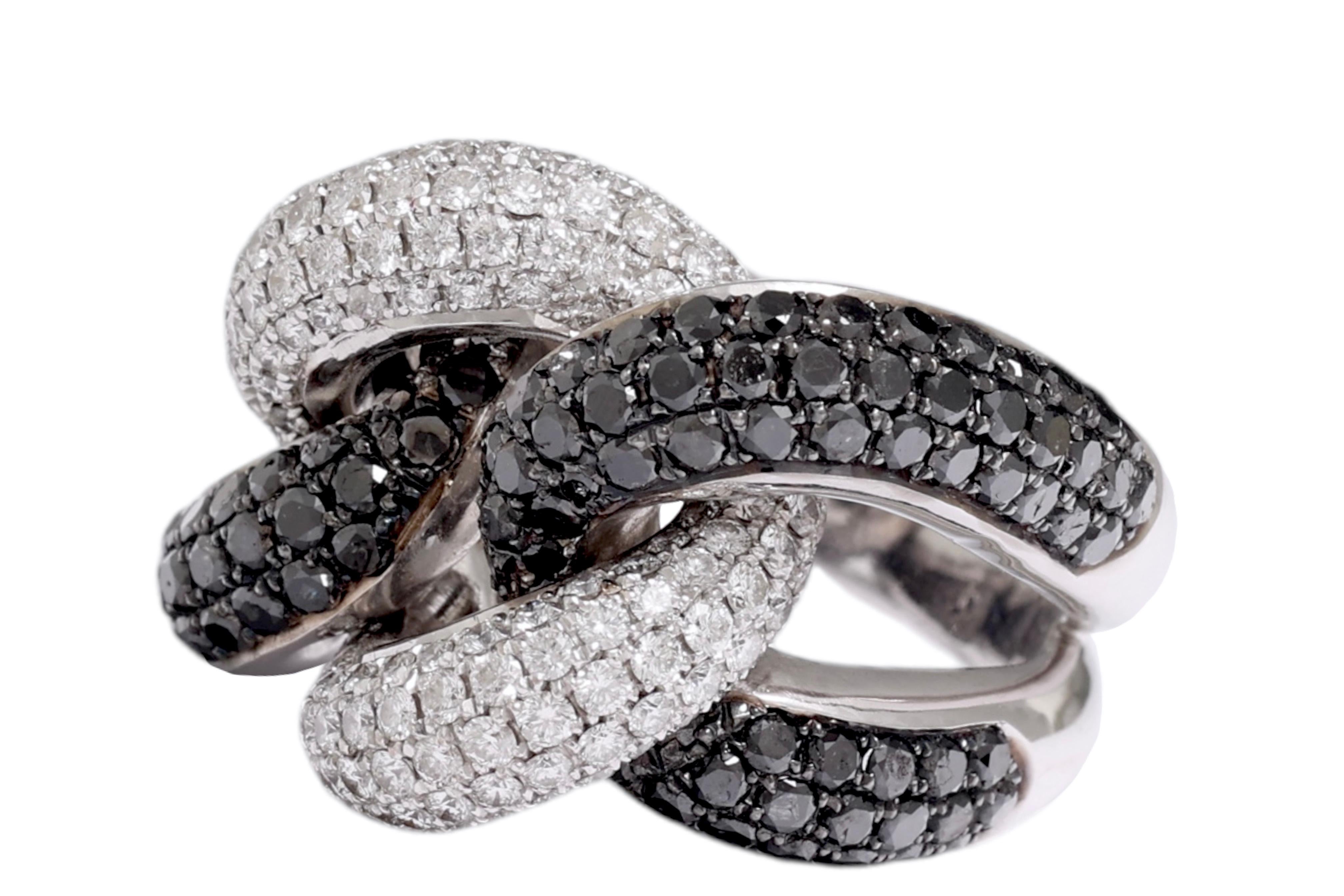 ANELLO NODO IN ORO BIANCO MASSICCIO 18 KT CON DIAMANTI BIANCHI E NERI

MATERIALE: oro bianco 18 carati

PESO: 27,8 grammi

TAGLIA: 56 1/2  UE  7 3/4 US (può essere ridimensionato gratuitamente)

DIAMANTI: Whiting  Br 2,22ct. Diamanti neri 3,52ct