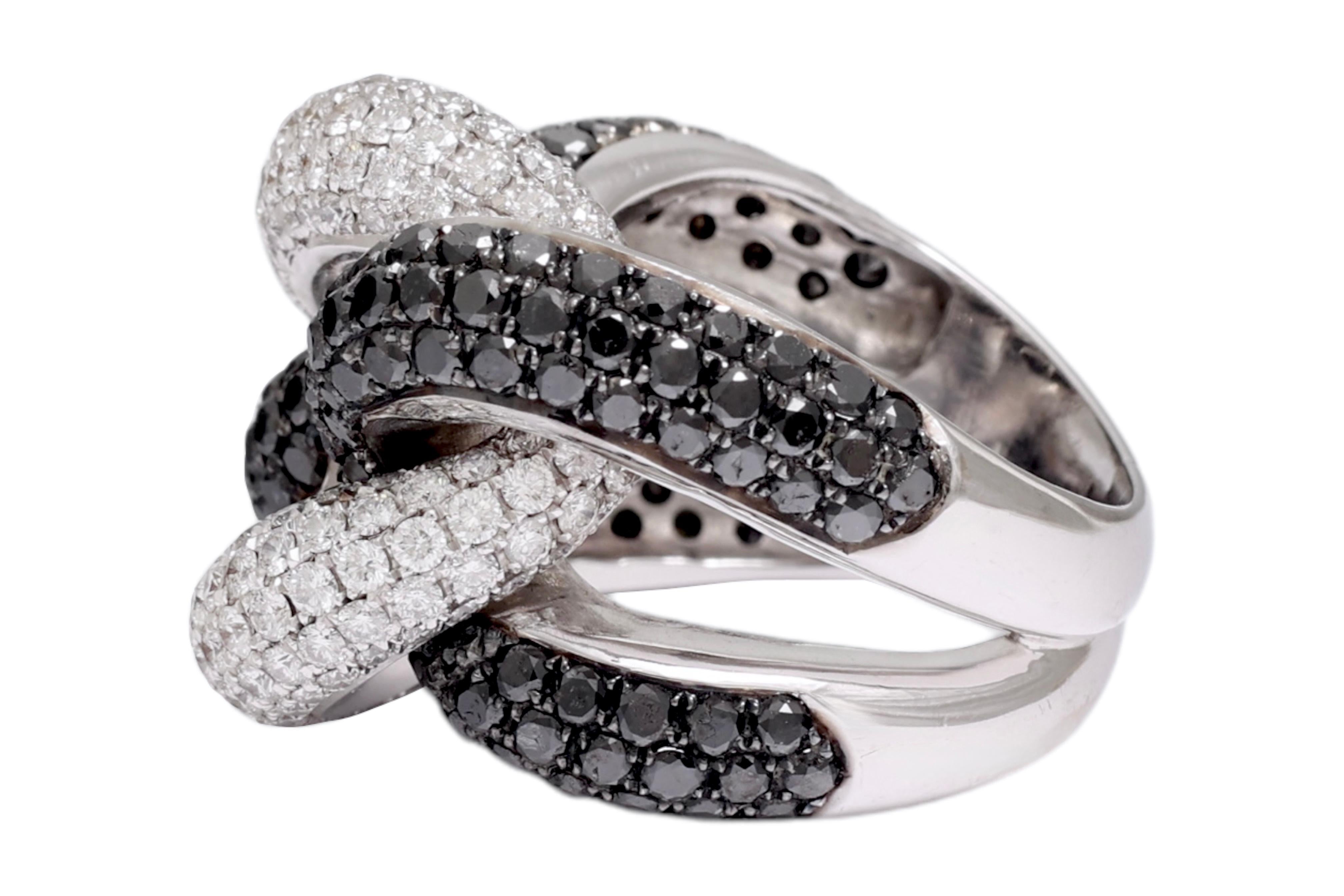 Moderno Anello a nodo in oro bianco massiccio 18 Kt, 5,7 Ct. Diamanti in bianco e nero in vendita