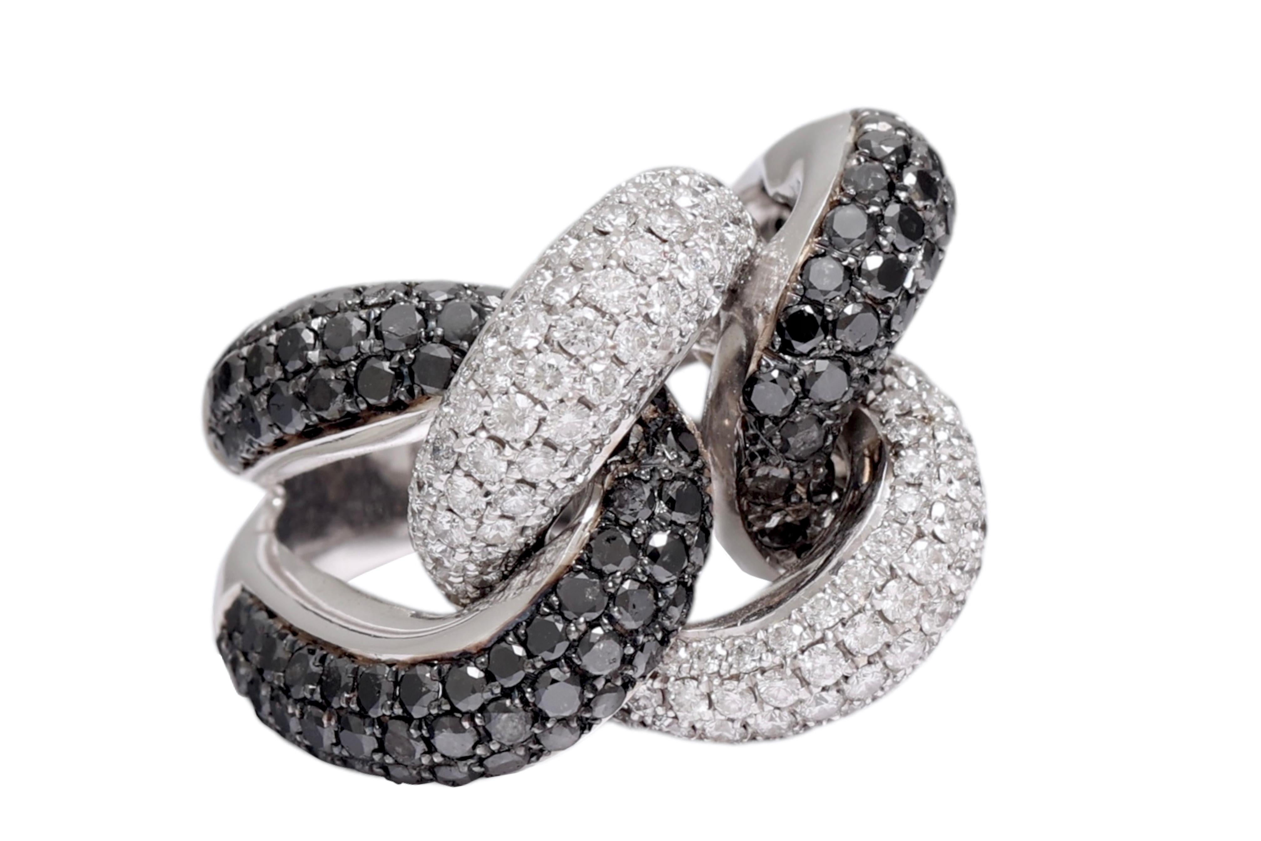 Taglio brillante Anello a nodo in oro bianco massiccio 18 Kt, 5,7 Ct. Diamanti in bianco e nero in vendita
